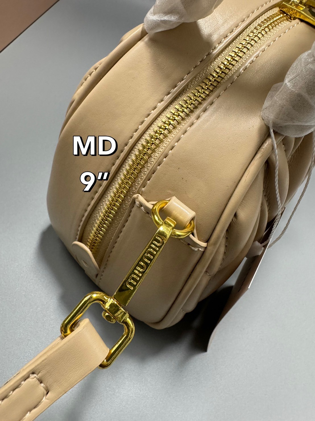 MIU MIU Dumplings leather bag กระเป๋าถือ/สะพายสุดชิค ดีไซน์เพิ่มดีเทล ด้วยการเดินด้ายเป็นเอกลักษณ์ สวยดูแพง ดีไซน์เรียบแต่มากมีอยู่จริง สวยดูแพง แมทชุดได้ง่ายสุด มินิมอลมินิใจ หูจับในตัวง่ายและสะดวกพกพา