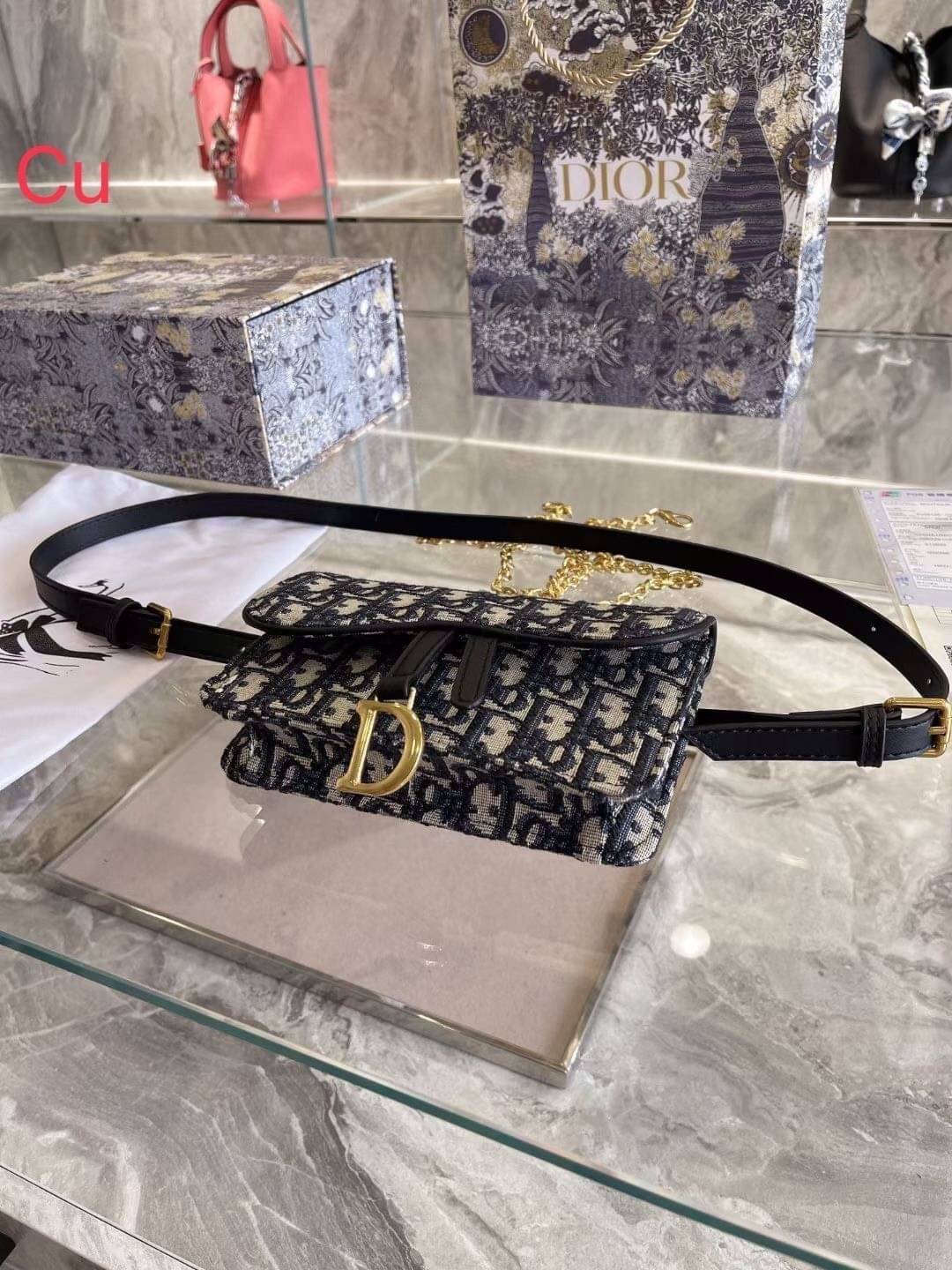 DIOR Small Saddle Pouch Belt with Chain กระเป๋าทรงพอช พร้อมสายสะพายหนังและสายโซ่ ปรับใช้งานได้ทั้งคาดอก/คาดเอว/หรือสะพายไหล่ได้ สายถอดได้ ถือเป็นพอชเก๋ๆ