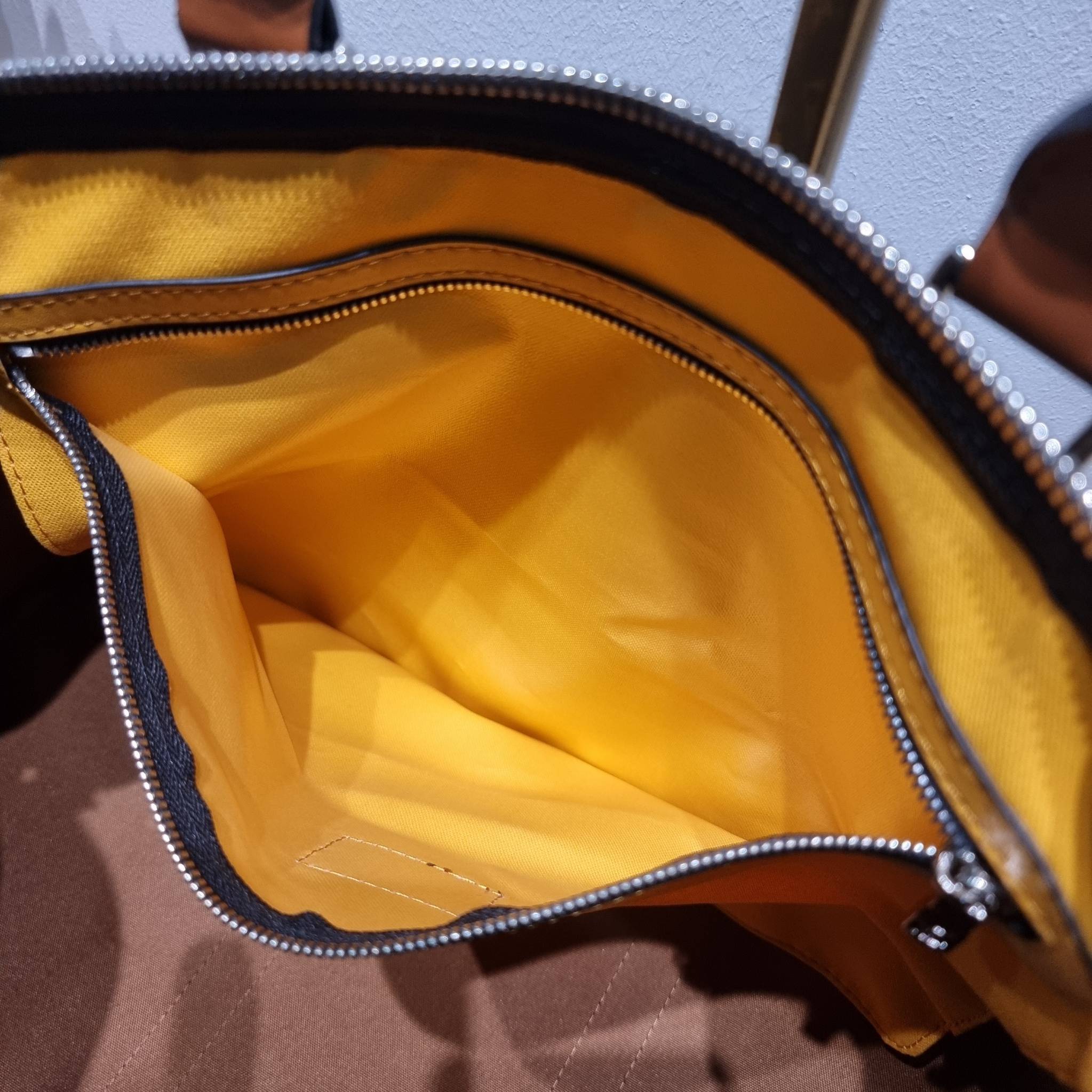 LV KEEPALL BANDOULIERE กระเป๋าเดินทางสุดชิค ที่ทำให้การเดินทางไม่ธรรมดาอีกต่อไป ด้วยลูกเล่น patch แท็กห้อย และใบลูก ที่จัดมาให้ได้เก๋ๆ ไม่ซ้ำใคร วัสดุหนังแคนวาสคุณภาพดี ดีไซน์ลวดลายโมโนแกรมเอกลักษณ์ ซิปมีตัวล็อคไว้ให้แน่นหนา มีสายสะพายครอสให้ ภายในโล่งกว้