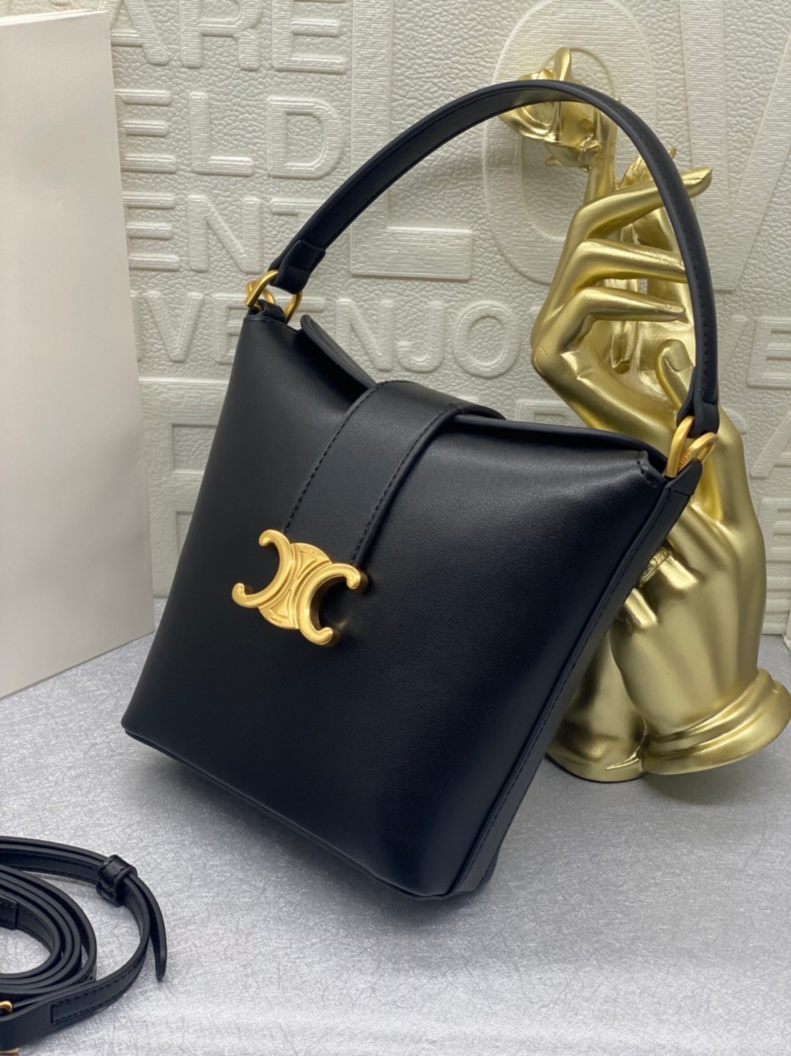 CELINE MINI BUCKET TRIOMPHE IN SMOOTH CALFSKIN เกรดออริ 1:1 สลับแท้ ใช้งาน ตปท ได้ กระเป๋าถือรุ่นใหม่ล่าสุด ดีไซน์หรูคลาสสิค เป็นใบที่สามารถใช้เป็น everyday bag ได้เลย แนะนำจ้า