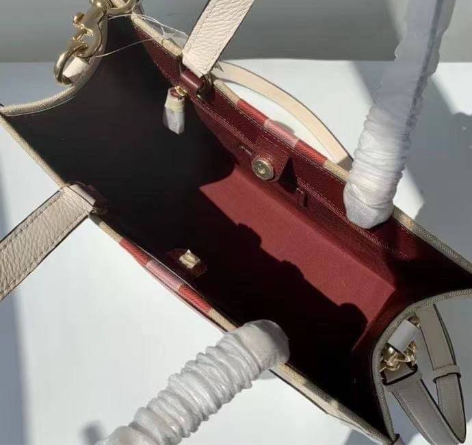 พร้อมส่ง 4ลาย 🌈ไม่มีในช๊อปไทยจร้าา😘 COACH DEMPSEY CARRYALL IN SIGNATURE JACQUARD WITH STRIPE AND COACH PATCH (C2826,C1527,C4113) พร้อมส่งความสวย! คุณภาพจัดเต็มค่ะ กระเป๋าทรงTote วัสดุ Jackquard+หนังแท้ ได้ลงตัวสวยงาม ด้านหน้ามีโลโก้แบรนด์ว