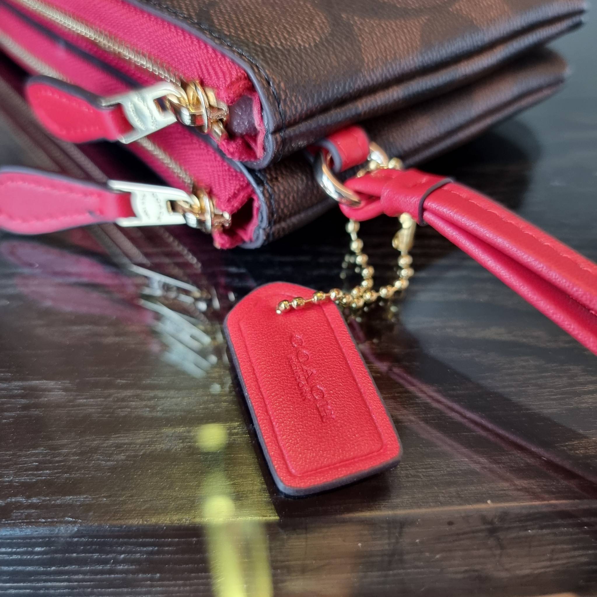 COACH F87591 DOUBLE CORNER ZIP WALLET IN SIGNATURE COATED CANVAS คล้องมือรุ่น 2 ซิป!! มาแล้วจ้า 🌟🤗 ไซส์นี้คือเหมาะมือจริงๆ พกง่ายเช่นเคย ไม่ต้องกังวลว่าจะเกะกะหรือกินพื้นที่กระเป๋าหลัก วัสดุหนังแคนวาสเคลือบลาย มีช่องหลักแยก 2 ช่อง ภายในบุผ