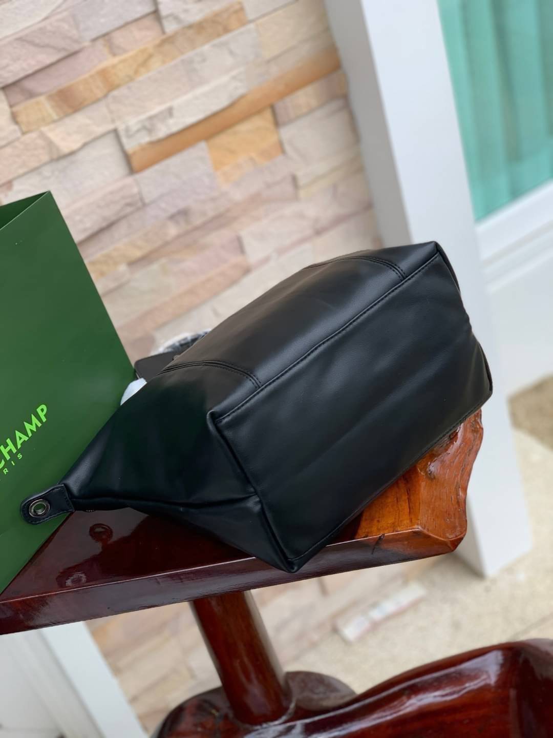 Longchamp LE PLIAGE CUIR TOP HANDLE BAG S เรียกว่าเป็นกระเป๋าอีกหนึ่งรุ่นที่ไม่ว่ายังไงก็ฮอตฮิตและติดเทรนด์ตลอดไม่เคยเปลี่ยนกับ ทรง Le Pliage Cuir หนึ่งในตระกูลกระเป๋าสุดไอคอนิกจากแบรนด์ เมื่อรุ่น Le Pliage Cuir ในรูปแบบของหนังแกะ Metis ได้ถือกำเนิดขึ้นใน