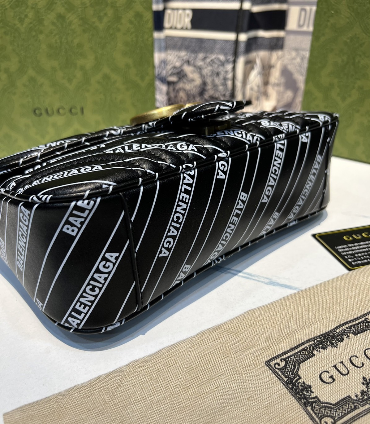 หนังแท้ GUCCI The Hacker Project small GG Marmont bag Balenciaga print leather คอลเลคชั่นผสมผสานเอกลักษณ์ความหรูของ 2 แบรนด์ดัง ที่ยอดขายดีตั้งแต่วันแรกที่ลง shop ด้วยรูปทรงที่กะทัดรัด ตอบโจทย์ได้ทุกลุค ทุกไลฟ์สไตล์ ใช้งานได้ง่ายคล่องตัว เรียกได้ว่าใครไม่