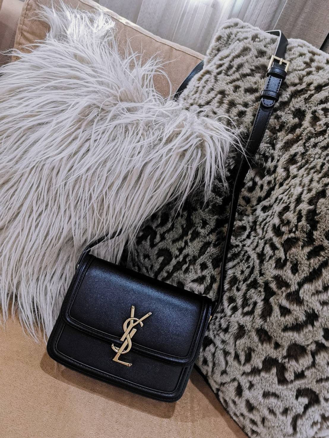 VIP YVES SAINT LAURENT YSL CROSSBODY BAG VIP / YSL Solferino Bag วัสดุหนังแท้ Calfskin ทรงสี่เหลี่ยมหนังสวยหรูอยู่ทรงเปิดปิดด้วยฝาปิดโลโก้แบรนด์อะไหล่ทอง ภายในโล่งมีช่องหลัก และช่องย่อยสามารถใส่มือถือของใช้จุกจิกได้เยอะ สายสะพายหนังยาวปรับระดับได้จะสะพายไ