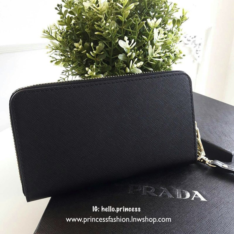 รุ่นขายดี เข้าแล้วค้า ช็อปเลย!! กับ Prada Wallet Saffiano กระเป๋าสตางค์ซิปรอบ *พร้อมสายคล้องมือ เปิดปิดด้วยซิป อะไหล่ทอง ปั้มแบรนด์ ทั้งใบ *จุดเด่นมีช่องใส่มือถือ ได้ถึงiphone7+ ใส่บัตรได้หลายช่อง ด้านในมีช่องซิปแยกอีก1ช่อง แถมยังมี ช่องใส่รูปอีกด้วยค้า เ