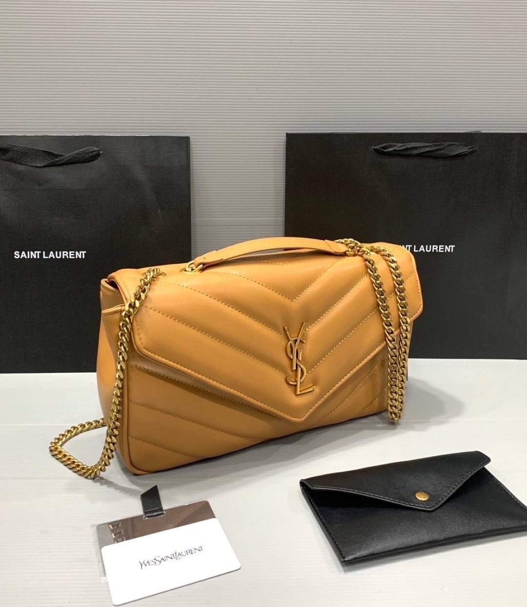 ORI | หนังแท้ 30cm YSL loulou medium in matelassé กระเป๋าสะพายทรงสวยคลาสสิค มาพร้อมใบเล็กใส่การ์ด งานหนังแท้สมผัสนุ่มมือตะเข็บเย็บลายเชฟรอนสวยเป็นเอกลัษณ์ ด้วยดีไซน์เรียบหรู ใช้ได้บ่อยไม่มีเบื่อ