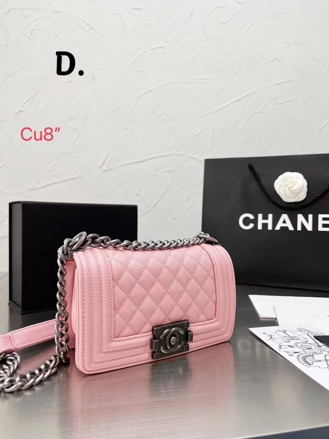 CHANEL BOY 8" กระเป๋าสะพายทรงคลาสสิค มีงานหนังเรียบ และหนังคาเวียร์ อะไหล่เงิน/ทอง ตามรูป สวยหรูมาแต่ไกล สามารถสะพายออกงานได้หลายโอกาส สวยงามไม่ผิดหวังค่ะ