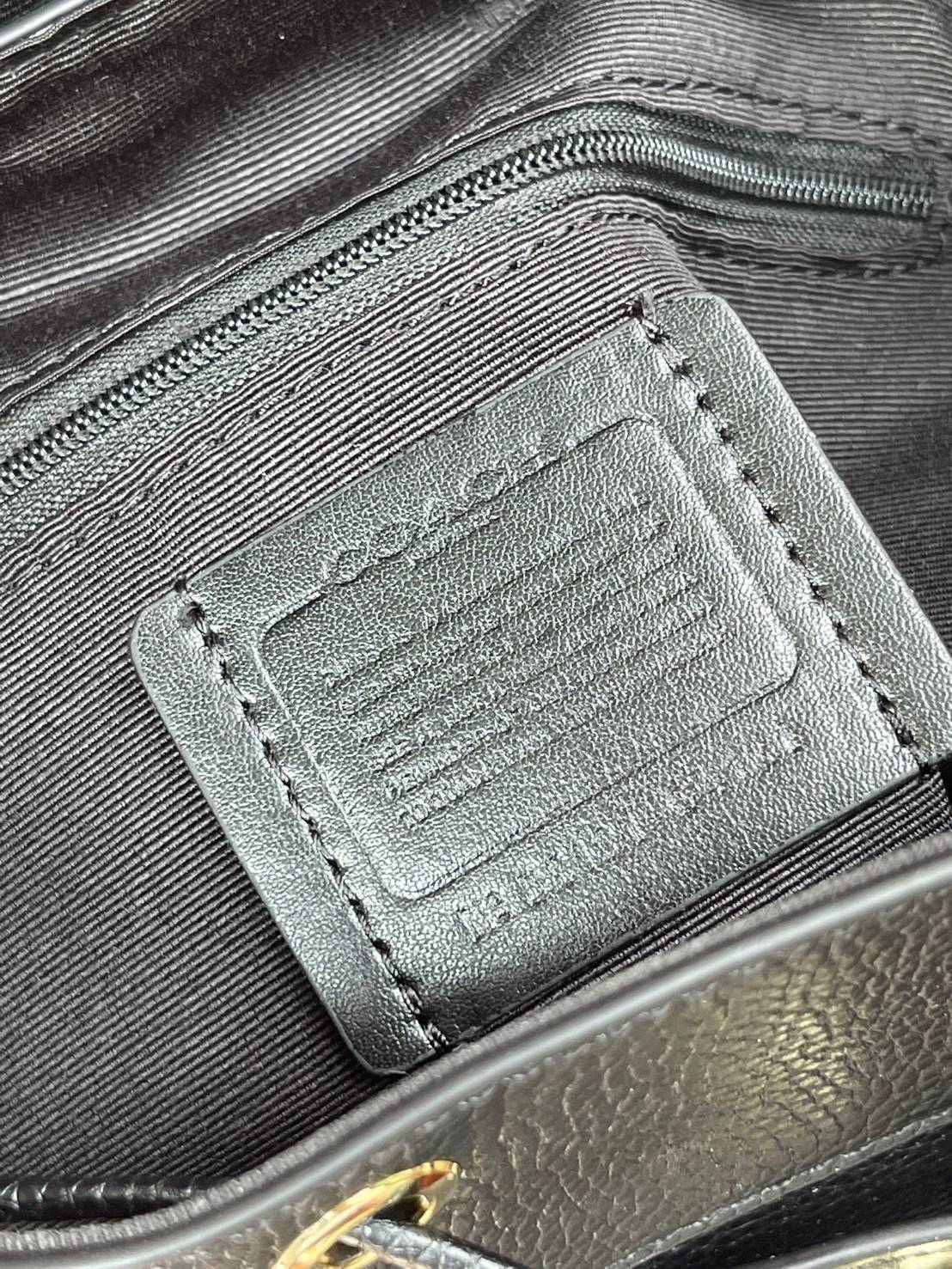 COACH PENNIE BACKPACK 22 IN SIGNATURE CANVAS(C4120) เป็นกระเป๋าอีกประเภทหนึ่งที่ Coach ผลิตและออกแบบได้อย่างมีเอกลักษณ์ สาว ๆ คนไหนที่ชอบพกของเยอะและต้องการกระเป๋าที่ให้ความคล่องตัว ทะมัดทะแมง ต้องเป็นกระเป๋าเป้แบบนี้เลยค่ะ แม้จะให้ลุคที่ทะมัดทะแมง แต่ก็ม