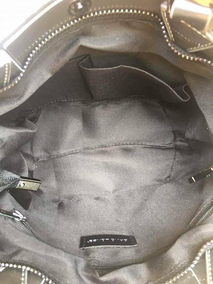 David Jones mini tote bag New arrival & Limited edition กระเป๋าถือหรือสะพาย ลายสวย V shape look modern ปรับใช้ได้ 2 ทรง น้ำหนักเบา ใส่กระเป๋าสตางค์ยาวได้ค่ะ มีช่องเล็กใส่ของจุกจิก ใบนี้ mix & match ได้ทุก look ค่ะ #OBSDAVIDJONES