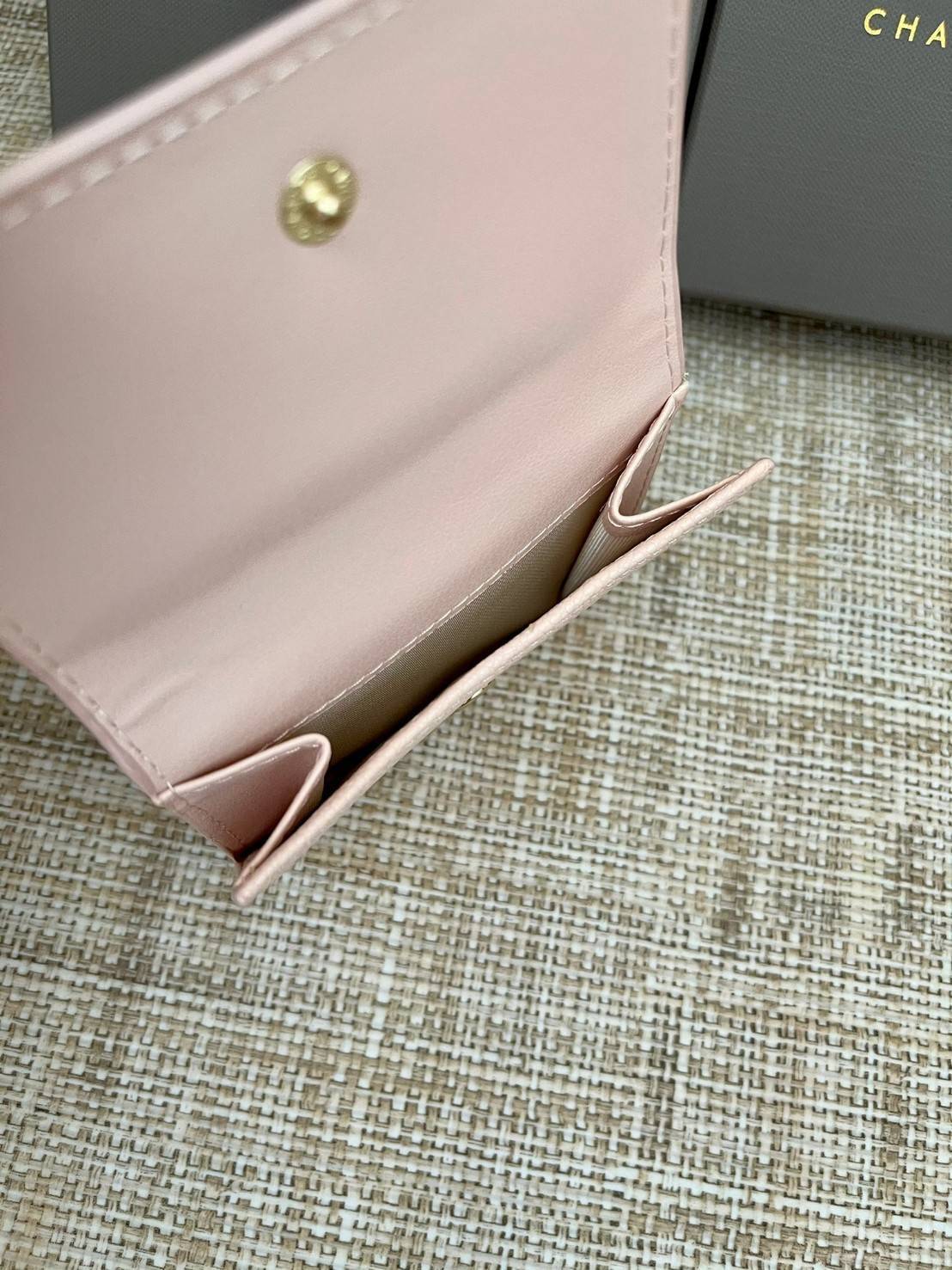 CHARLES & KEITH MINI SNAP-BUTTON SMALL WALLET กระเป๋าเงินใบ 3 พับสุดคลาสสิค ขนาดกระทัดรัดเหมาะกับการพกพาและใช้กับกระเป๋าใบเล็กมากๆเลยค่า