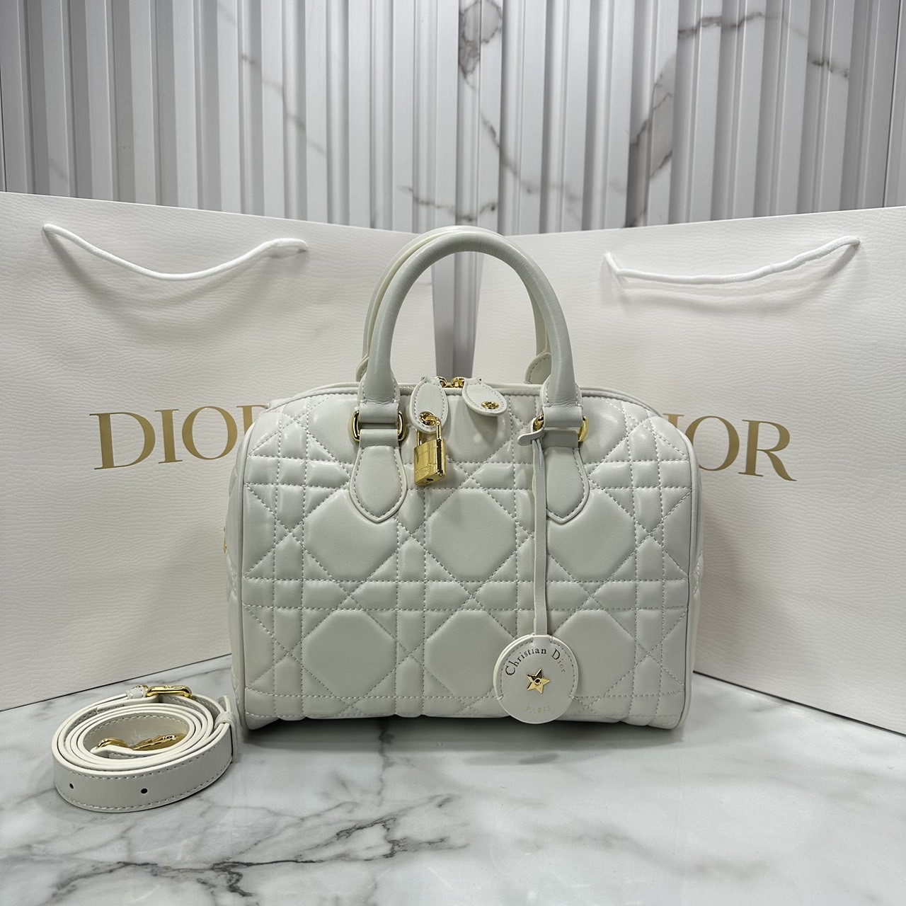 DIOR Groove 25 Bag / Dior Keepall Macrocannage Leather / Oblique Jacquard กระเป๋าสะพายทรงบอสตัน Keepall ทันสมัยและสง่างาม ใช้งานได้ทั้งแบบสะพายไหล่หรือสะพายแบบครอสบอดี้ เหมาะเป็นไอเทมคู่ใจในชีวิตประจำวัน เกรดออริ 1:1