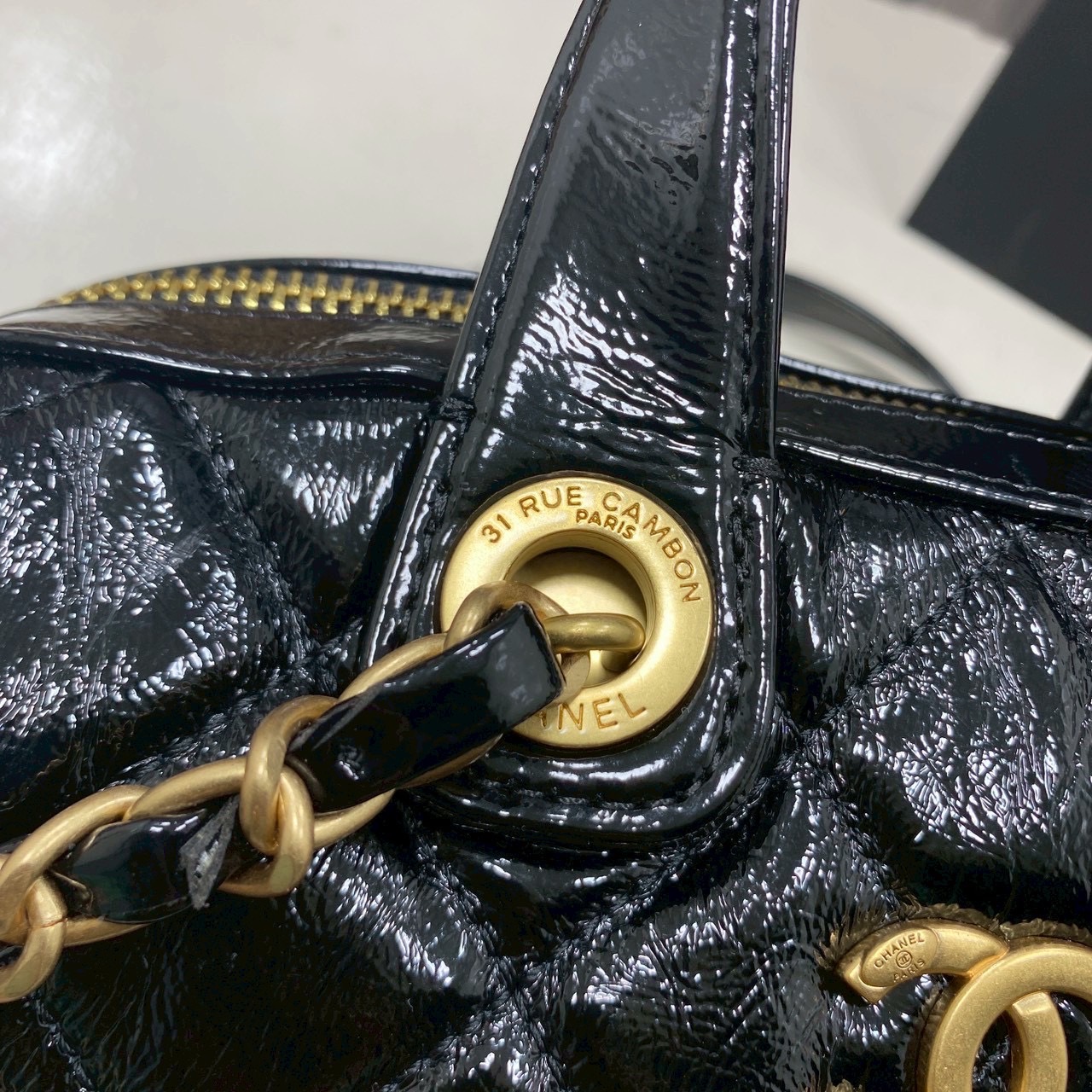 ORI หนังแท้ | Chanel Small Bowling Bag Crumpled Leather / Chanel Keepall Bag กระเป๋าถือ กระเป๋าสะพายรุ่นใหม่ล่าสุด ดีไซน์หนังยับเงา ในคอลเลกชัน Métiers d’art ปี 2024/25 ด้วยลูกเล่นของเนื้อสัมผัสและรูปแบบ