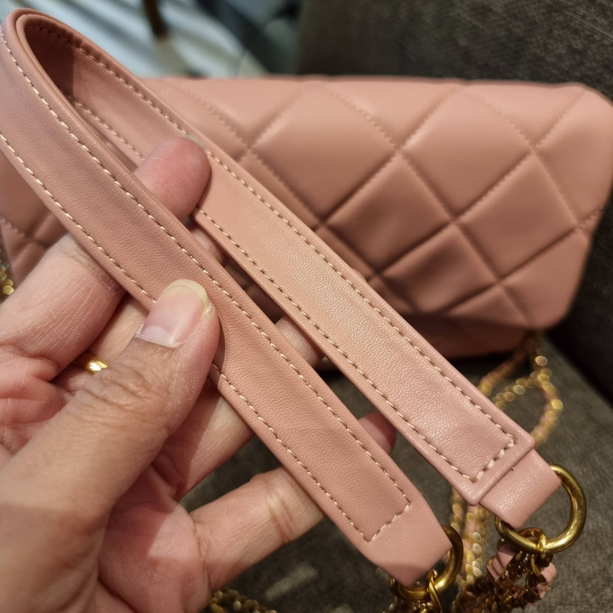 VIP 】สวยหรูพร้อมเสิร์ฟ!! กับไอเท็มสุดเลิฟจาก Chanel กระเป๋าสะพายที่สุดของความคุ้มค่า วัสดุหนังแกะนิ่มเต็มใบ เปิด-ปิดกระเป๋าด้วยตัวบิดล็อค ภายในกระเป๋าบุผ้าสวยหรู มีช่องโล่งกว้างจุของได้สบาย ใส่โทรศัพท์ กระเป๋าสตางค์ได้ มีช่องซิป 1 ช่อง ช่องย่อย 1 ช่อง ดีเ