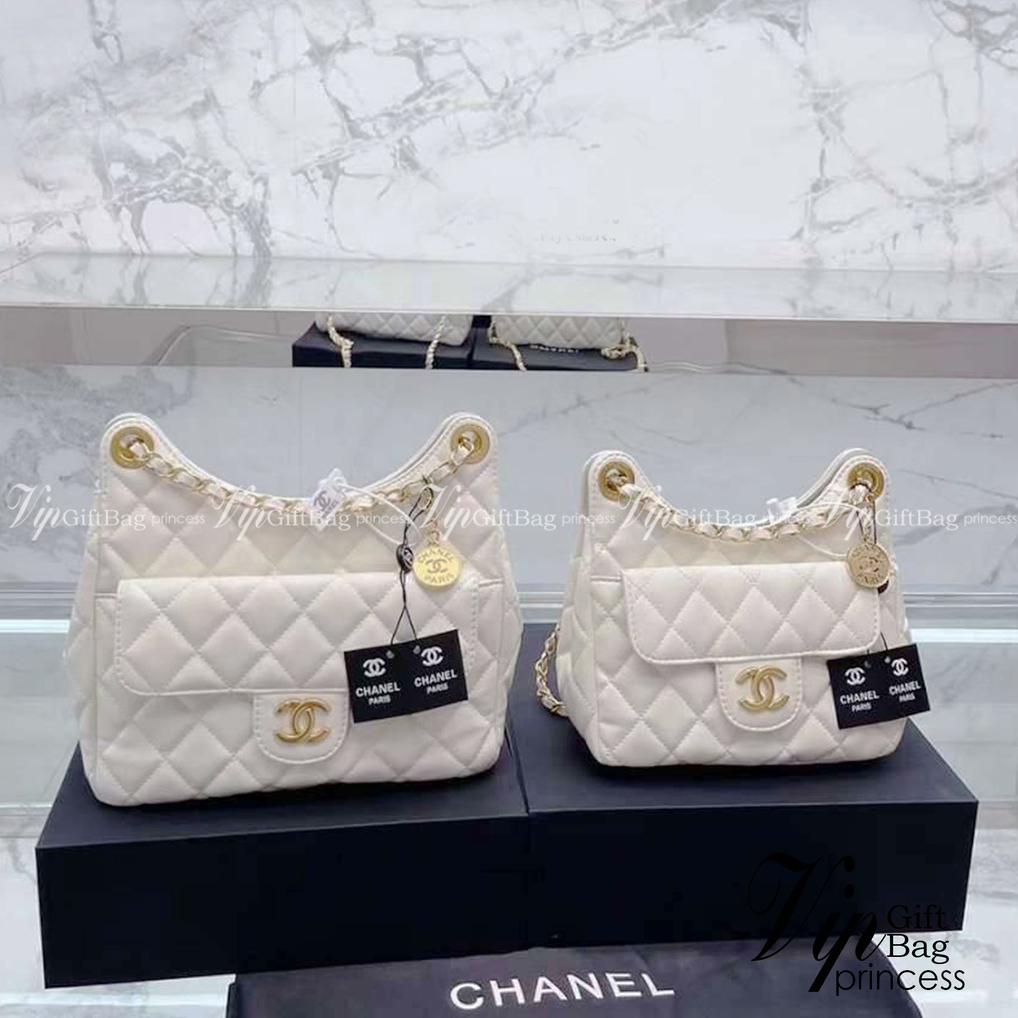 CHANEL SMALL HOBO BAG ใหม่ล่าสุดก่อนใคร กับคอลใหม่ลุคลูกคุณยอดฮิต Shiny Crumpled Calfskin & Gold-Tone Metal ตอบโจทย์ได้ทุกลุค ทุกไลฟ์สไตล์ ใช้งานได้ง่ายคล่องตัว กับกระเป๋าสะพายข้าง ปรับเปลี่ยนการใช้งานได้หลากหลาย ภายในเป็นช่องโล่ง สะพายไปเที่ยว ทำงาน ออกเ