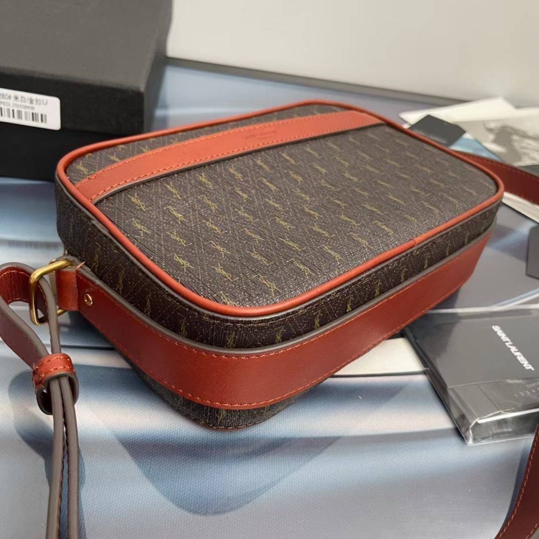 YVES SAINT LAURENT BAG กระเป๋าสะพายสไตล์วินเทจทรงเหลี่ยม งานหนังแท้สวย โทนสีผู้ดีมากค่ะ ภายในโล่งจะสะพายไหล่ CROSSBODY ก็ดูดี สินค้ามาพร้อมถุงผ้าและกล่องแบรนด์พร้อมส่งที่ไทยราคาสุดคุ้ม สาวก YSL ห้ามพลาด!