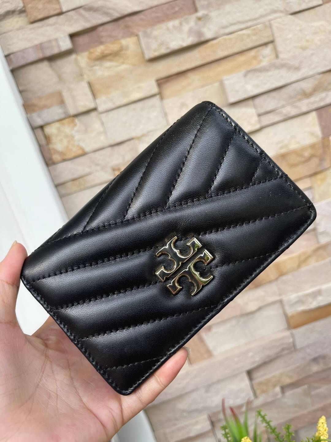 ของแท้ 💯% 】Tory burch kira chevron medium slim wallet กระเป๋าสตางค์หนังแกะขนาดmedium size การตัดเย็บหนังแกะแสนนุ่มแบบลายบุสองชั้น สัมผัสนุ่มควบคู่กับดีไซน์อันเป็นเอกลักษณ์ ดูแพงด้วยโลโก้ด้านหน้าสีทองสวยหรู
