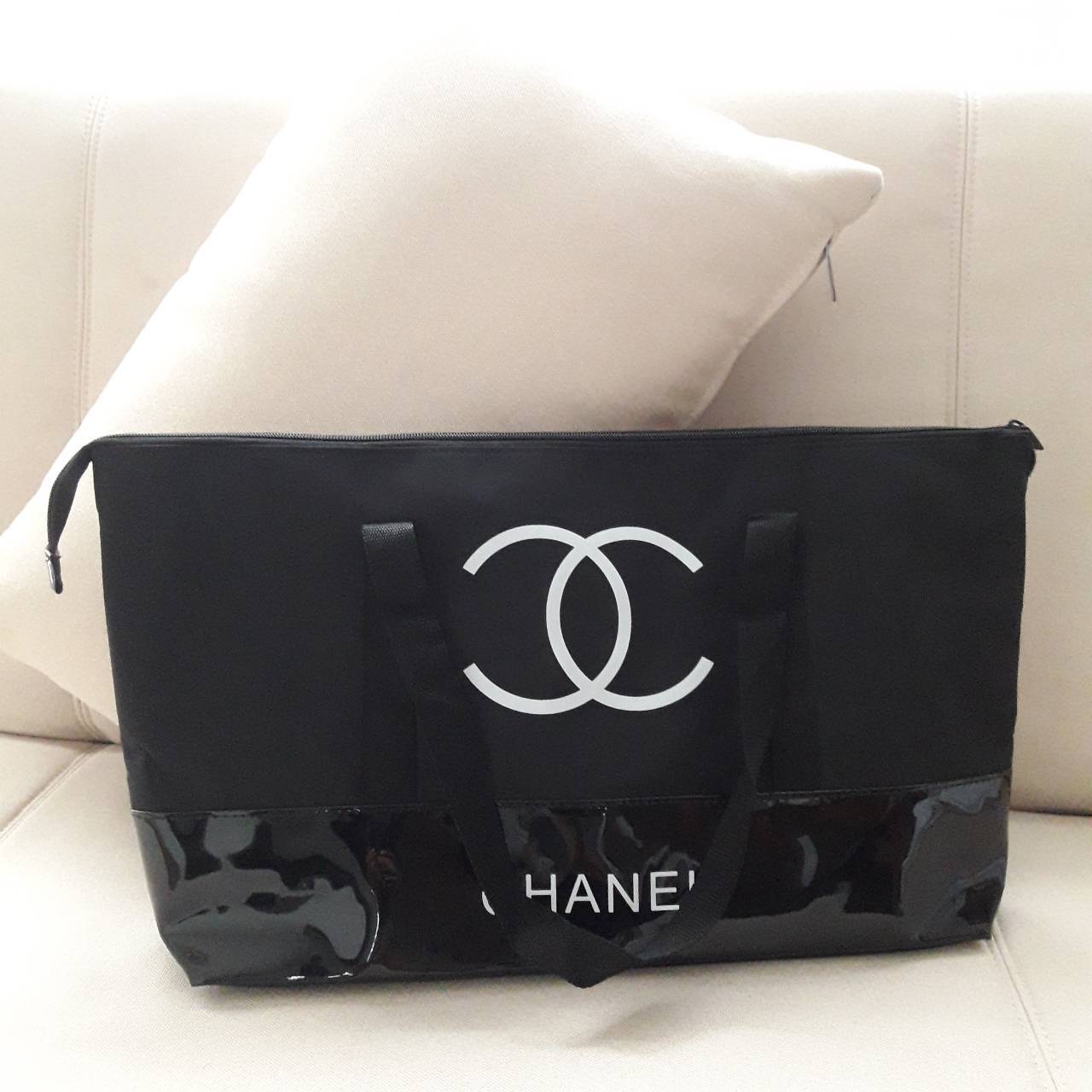 งานพรีเมี่ยมกิ้ฟ จากเคาเตอร์ต่างประเทศนะคะ 🎄🎄 New! กระเป๋าใบใหญ่ทรง Tote จากแบรนด์ Chanel VIP gift Bag ของแท้ 100% ทำจากผ้าหนา Polyester ฐานล่างกระเป๋าทำจากหนังแก้วผิวมันเงา สวยหรู สกรีนโลโก้ชาแนลหน้าหลัง หัวซิปปั้มโลโก้ ด้านในเป็นช่องกว้า