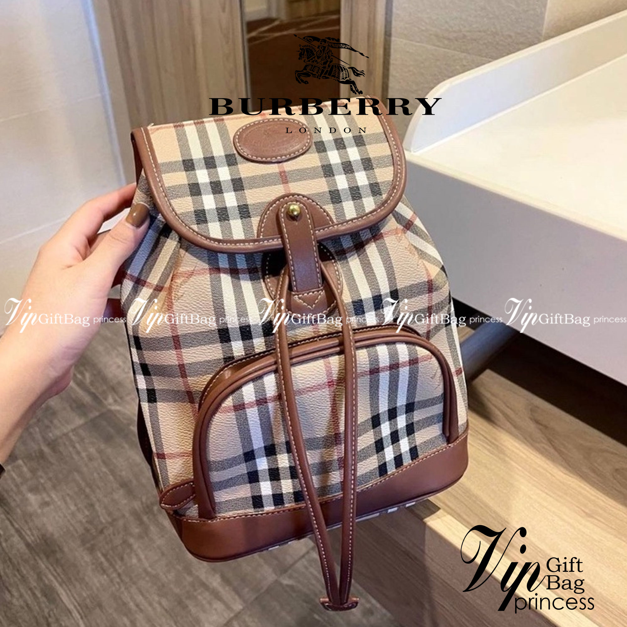 Burberry Small Beige Coated Canvas Backpack ไม่ว่าจะวันธรรมดาหรือวันไปเที่ยว เพียงแค่สะพายกระเป๋าเป้ใบนี้ติดตัวไปด้วย ก็เพิ่มความมีสไตล์ให้กับตัวเองได้แล้ว ด้วยรูปทรงและลายตารางอันเป็นสัญลักษณ์ของแบรนด์ สวยและแลดูคลาสสิค ด้วยความที่เป็นแบบสะพายกับไหล่ทั้ง