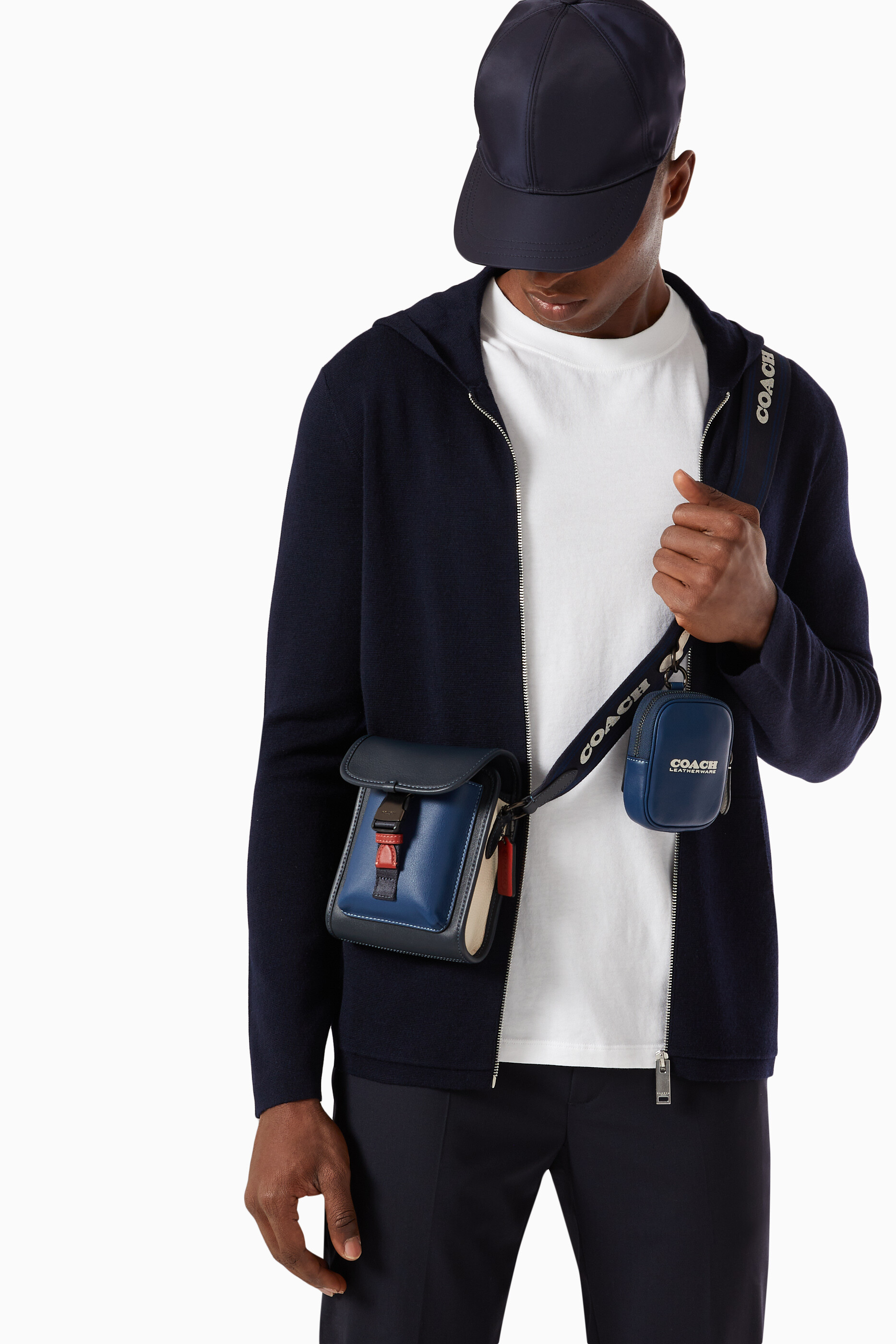 Coach C2600 Classic Logo Canvas Charter / COACH CHARTER NORTH/SOUTH CROSSBODY WITH HYBRID POUCH IN SIGNATURE CANVAS กลับมาเอาใจหนุ่มๆกันอีกครั้ง!! หล่อได้ไม่ซ้ำใคร กับไอเท็มสุดหรู กระเป๋าสะพายข้างรุ่นนี้ ดีไซน์ทรงกล่อง เรียบหรู วัสดุหนังแคนวาสสลับหนังแท้ 