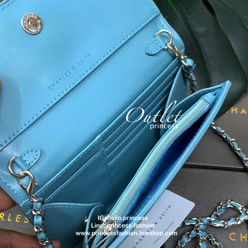 CHARLES & KEITH BAG กลับมาอีกครั้ง รุ่นขายดีค่ะ...กระเป๋าสตางค์มีสายสำหรับสะพายข้างหรือแบบครอสบอดี้ร์ได้ค่ะ วัสดุหนังเรียบ ด้านหน้ามีอะไหล่โลโก้แบรนด์ เปิดปิดกระเป๋าแบบกระดุมแม่เหล็ก ภายในมีช่องใส่ธนบัตร สามารถใส่แบงค์พันได้ค่ะ มีช่องใส่บัตรต่างๆ ช่องซิปส