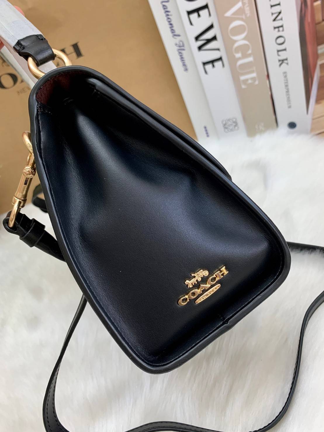 สวย หรู ดูดี รุ่นนี้กัยเลยค่า!! COACH TILLY TOP HANDLE SATCHEL IN SIGNATURE ((76620)) พร้อมส่งความสวย ห้ามพลาดค่ะ! กระเป๋าหิ้ว//คล้องมือ//สะพายข้างได้ ทรงสวย หนังแท้เรียบ+ลายCได้สวยงามค่ะ เปิดปิดกระเป๋าแบบหมุนล็อค ภายในมีช่องหลักใส่ของ2ช่อง สามารถใส่กระเป