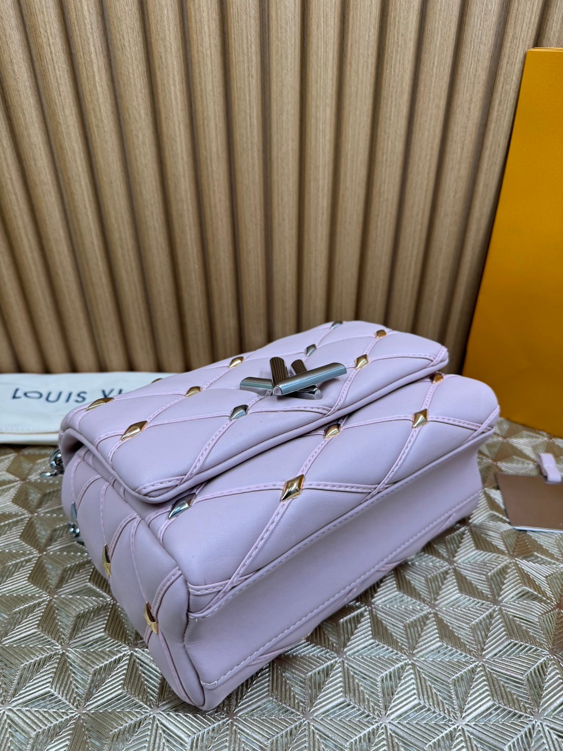 พร้อมส่ง 3 สี LV Twist Bag 24cm / LV GO-14 กระเป๋าหนังบุนวมอันเป็นเอกลักษณ์ของเมซง เกรดออริจินอล 1:1 สลับแท้ ภาพถ่ายจากงานขายจริง