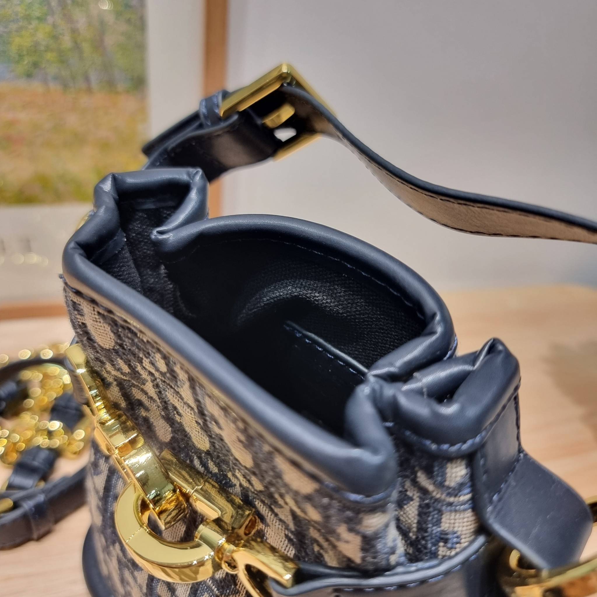 CD SMALL C'EST BAG 17cm / Dior bucket bag พร้อมส่ง กระเป๋าสะพายสุดคลาสสิค ดีไซน์หรู ไซส์เล็กกะทัดรัด ใช้งานง่าย สะพายได้ทุกโอกาส