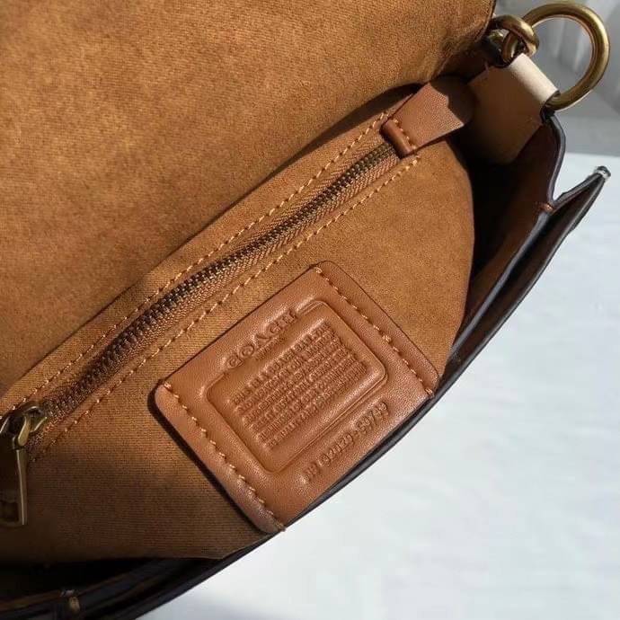 Coach Printed Coated Canvas And Glovetaanned เข้าเพิ่ม 4 แบบ มี 2สาย สายหนังและสายสปอร์ต สุดคุ้มเลยค่าา พร้อมส่งที่ไทยอีกครั้ง ฮอตฮิตไม่เลิกค่ะ ถามหากันเยอะมาก! กระเป๋าสะพายครอสบอดี้ร์ วัสดุหนังแท้ชั้นดีที่สุด! หนังสวย บวกกับอะไหล่แบรนด์ที่ดูเด่นคลาสสิคตร