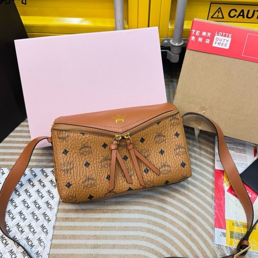 M.C.M Diamant 3D Shoulder Bag in Visetos Leather Mix ดีไซน์ใหม่ กับคอลเลคชั่นสุดปัง สวยหรูในแบบฉบับคนมีสไตล์ ขนาดกำลังดั สะพายง่าย ใช้งานสะดวกคล่องตัว รูปทรงแปลกใหม่มีความเหลี่ยมมุมเหมือนเพชร