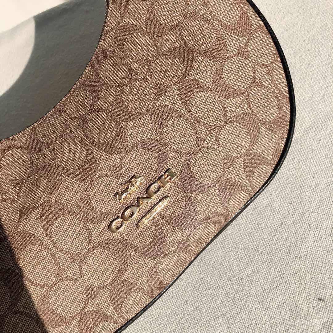 COACH BAILEY HOBO WITH WHIPSTITCH ((C4108//C1322)) พร้อมส่งที่ไทย!! สวยจริงไม่จกตาแน่นอนค่าา กระเป๋าทรงโค้ง ใช้แบบหิ้วหรือคล้องไหล่ก็ดูดี ใช้วัสดุหนังแท้ชั้นดี หนังสวยมากๆค่ะ ด้านหน้าใช้อะไหล่แบรนด์ตัวใหญ่ หรู ดูสะดุดตามีเดียว