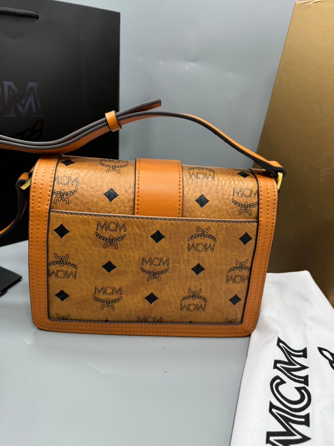 M.C.M SMALL NEW TRACY SHOULDER BAG IN VISETOS กระเป๋าสะพายสไตล์เทรซี่ ปรับโฉมให้ใช้งานได้ง่ายขึ้น เกรดออริ สลับแท้ 1:1 ใช้งานต่างประเทศได้