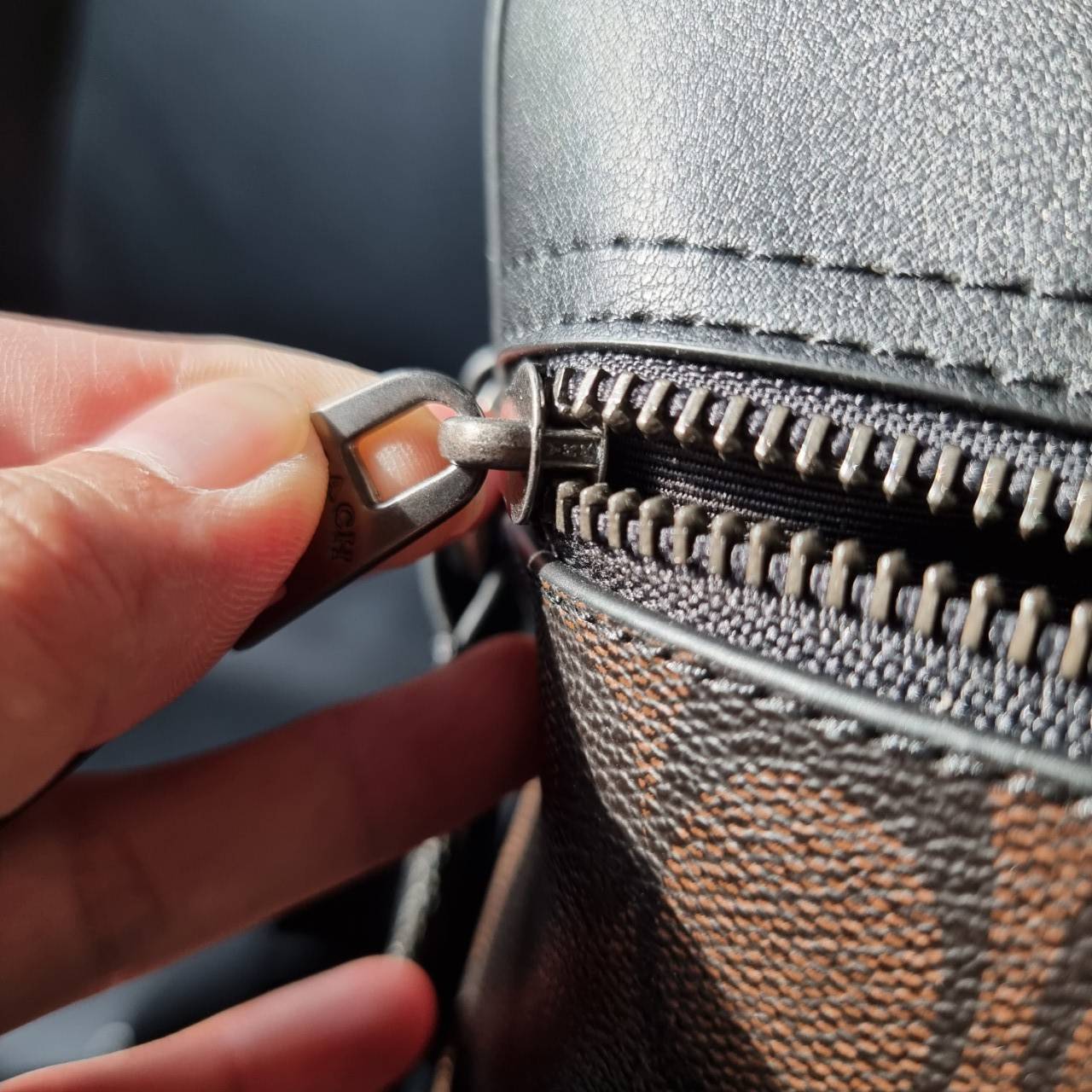 COACH F73336 HOUSTON FLIGHT BAG IN SIGNATURE CANVAS รุ่นนี้หนุ่มๆเค้ารู้กัน!! ขายดีตลอดกาล!! คลาสสิคไม่มีใครเกิน!! กระเป๋าสะพายข้างทรงแมสเซ็นเจอร์ยอดฮิต ทรงสวย ดูดี วัสดุหนังแคนวาสเคลือบลายสลับหนังแท้ เปิด-ปิดด้วยซิป ด้านหน้าและหลังสามารถใส่ของได้ ภายในแบ