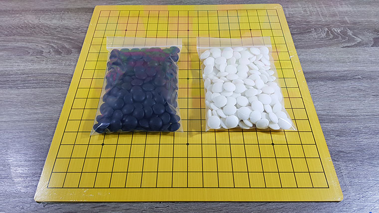 ชุดหมากล้อมไม้พร้อมกระดาน19และ13เส้นหนา3mm.พร้อมเม็ดเมลามีนฝั่งละ180เม็ดพร้อมโถทรงสี่เหลี่ยม