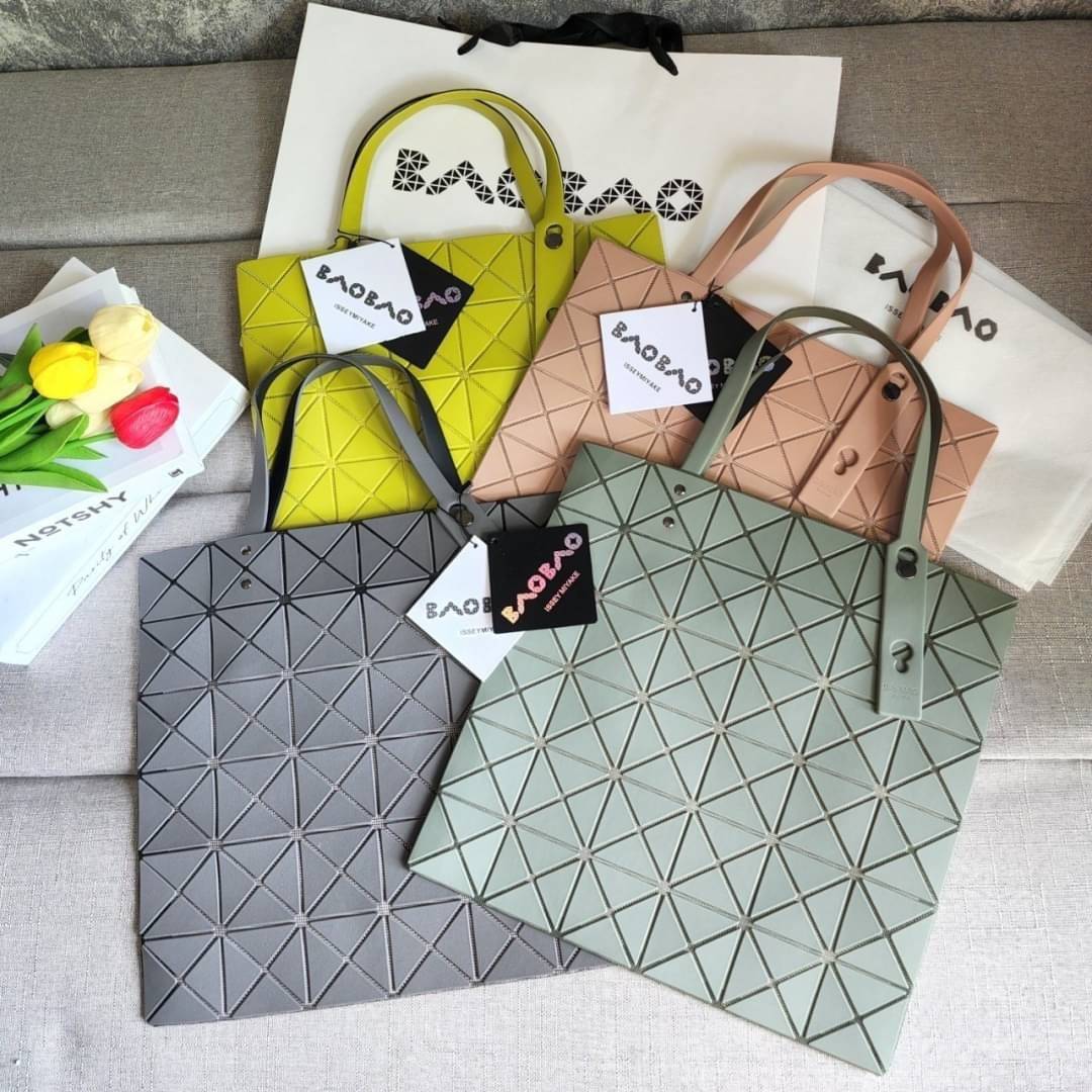 BAO BAO ISSEY MIYAKE LUCENT ONE-TONE กระเป๋า Bao Bao จากแบรนด์ดัง Issey Miyake แบรนด์แฟชั่นจากประเทศญี่ปุ่น ซึ่งมีสินค้ามากมายไม่ว่าจะเป็นเสื้อผ้า นาฬิกา น้ำหอม และที่ขาดไม่ได้นั่นก็คือ กระเป๋า Bao Bao ที่มีความพิเศษในเรื่องของวัสดุและดีไซน์ที่ครองใจสถาปน