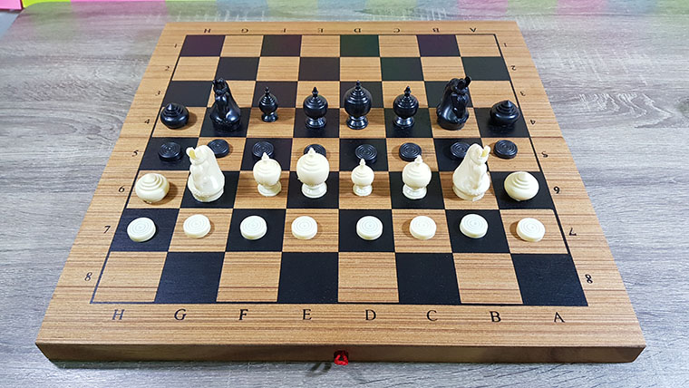 ชุดหมากรุกไทยตัวพลาสติกกระดานไม้พับช่องถมดำ