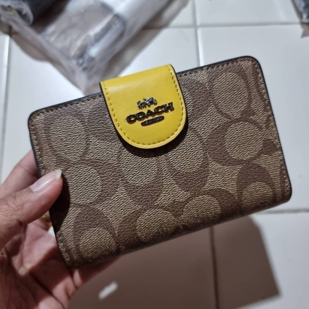 COACH C0082 MEDIUM CORNER ZIP WALLET IN SIGNATURE CANVAS ฉุดยังไงก็ไม่อยู่กับความปังของรุ่นนี้ ดีไซน์ใหม่สวยซ่อนหรู กระเป๋าสตางค์ใบกลาง 👛 เป็นไอเท็มสุดฮิต ที่ไม่ควรพลาด พกพาสะดวก ขนาดกำลังเหมาะมือ วัสดุหนังแคนวาสเคลือบลาย ภายในมีช่องใส่บัตร ใส่ธนบ