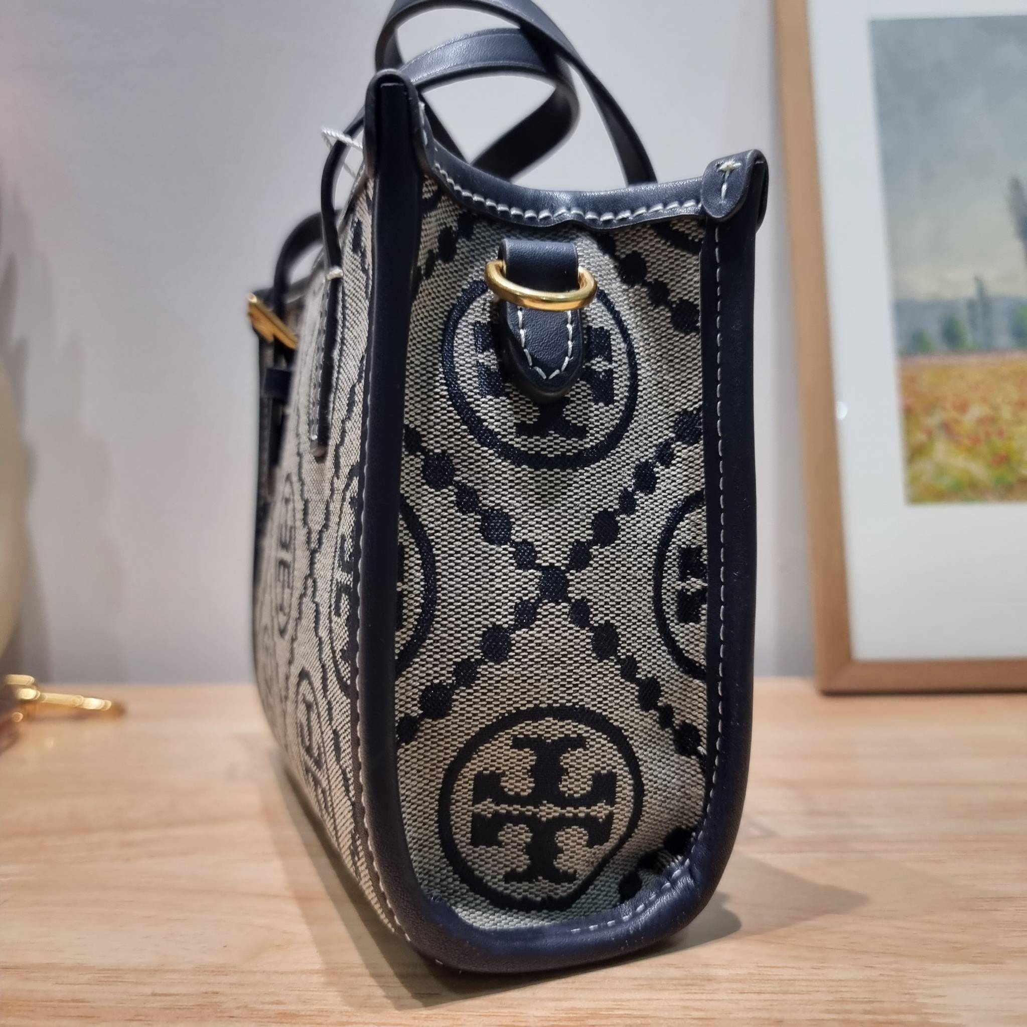 TORY BURCH MINI T MONOGRAM SQUARE TOTE รุ่นใหม่ล่าสุด คิ้วท์กว่าใคร! กับไอเท็มโมโนแกรมสุดฮิต กระเป๋าทรงโท้ทไซส์มินิ น่ารักน่าใช้มากๆ ให้คุณได้เพลิดเพลิน และคล่องตัวมากๆ