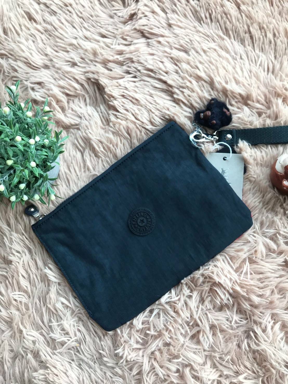 KIPLING ELLETRONICO DISNEY’s JUNGLE BOOK POUCH กระเป๋าคล้องมือทรงพอรช์จากการ์ตูนวอลท์ดิสนีย์ ที่วาดลวดลายลงบนกระเป๋า สำหรับใส่ของจุกจิก มือถือ กระเป๋าสตางค์ เครื่องสำอางค์ได้ มาพร้อมพวงกุญแจขนปุกปุย ภายในมีช่องเล็กแยกเป็นสัดส่วน สามารถคล้องมือถือเก๋ๆเลยคร