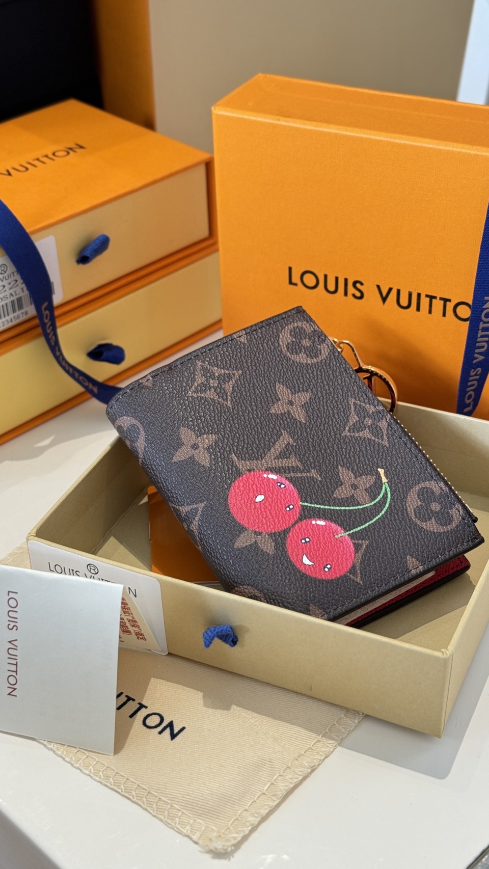 ORI หนังแท้ | LV x TM - Lisa Wallet Cherry Monogram กระเป๋าสตางค์ลิซ่า กระเป๋าสตางค์ใบเล็กรุ่น Lisa ดีไซน์ใหม่จาก Murakami กระเป๋าสตางค์เปี่ยมชีวิตชีวาและใช้งานได้หลากหลาย