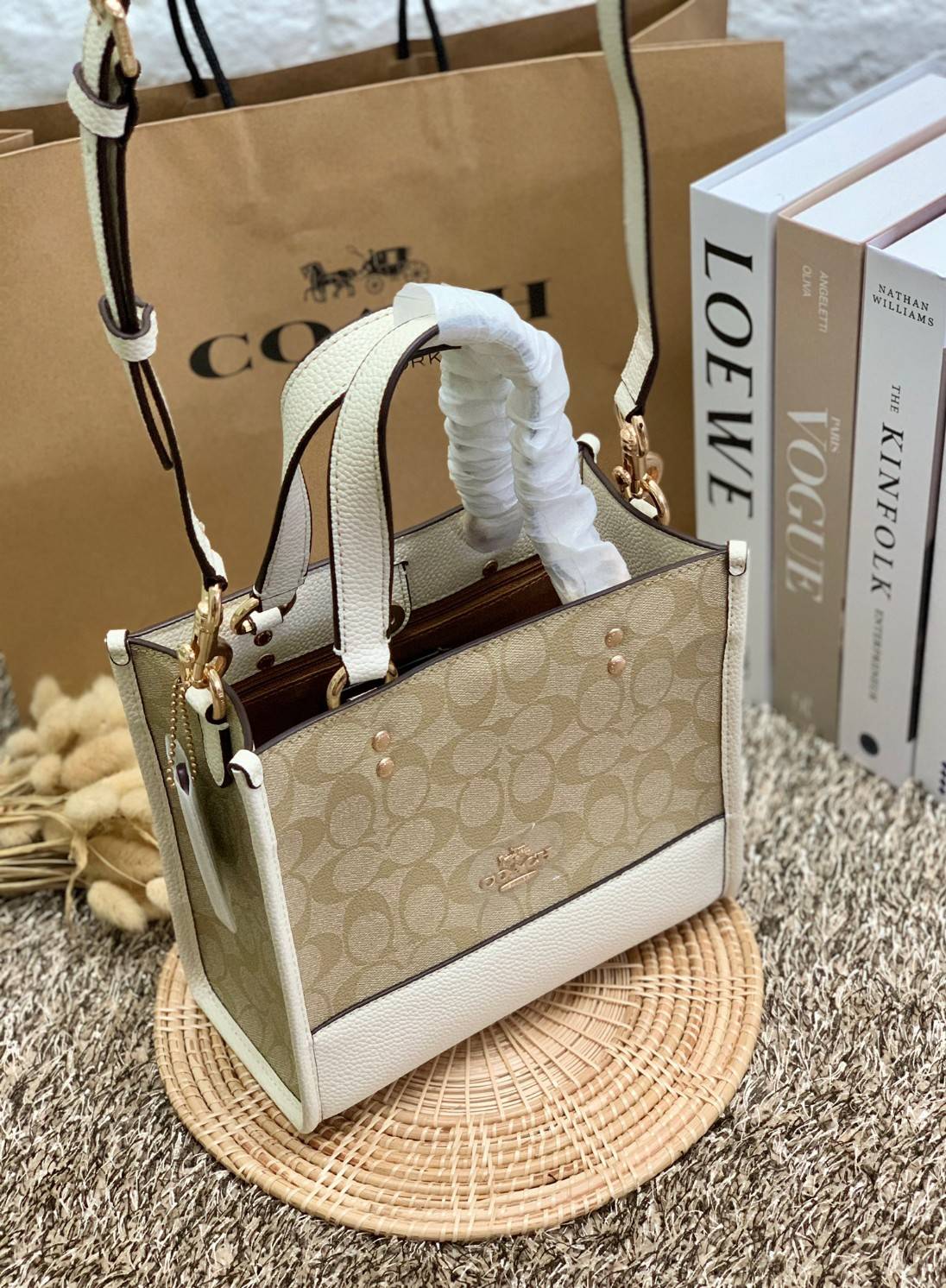 น่าใช้มากๆ สวยเกินราคาไปเลยจร้าา😘 COACH FIELD TOTE 22 SMALL BAG ((C5122)) พร้อมส่งความสวยที่ไทยค่ะ! กระเป๋าหิ้วหรือสะพายข้างได้ หนังแท้นิ่ม ใบจริงสวยมากๆเลยค่ะ ปากกระเป๋าแบบกระดุมแม่เหล็ก ภายในกว้างใส่ของจำเป็นของสาวๆได้เยอะเลย มีช่องซิปและช่องเล็