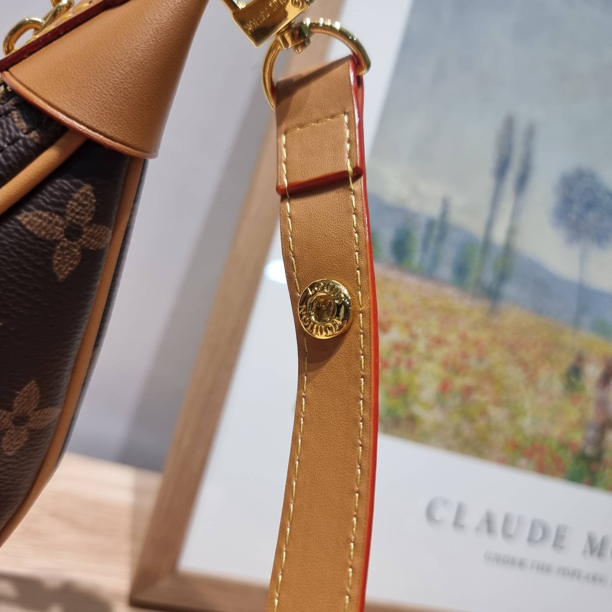 LV loop bag New in!! กับ box set ชวนสะสม ที่จับเอารุ่นยอดฮิต มามิกซ์รวมกับไอเท็มสุดคุ้มของมันต้องมี!! จัดเรียงให้อยู่ในกล่องสุดหรู ไม่ว่าจะตัวกระเป๋า กระเป๋าสตางค์ กระเป๋าจิ๋ว ใบไหนๆก็นำมาใช้งานได้จริง คุ้มค่ามากๆ แถมฟรี! ริบบิ้นลายลิมิเต็ด รวมรวบไว้ให้ได