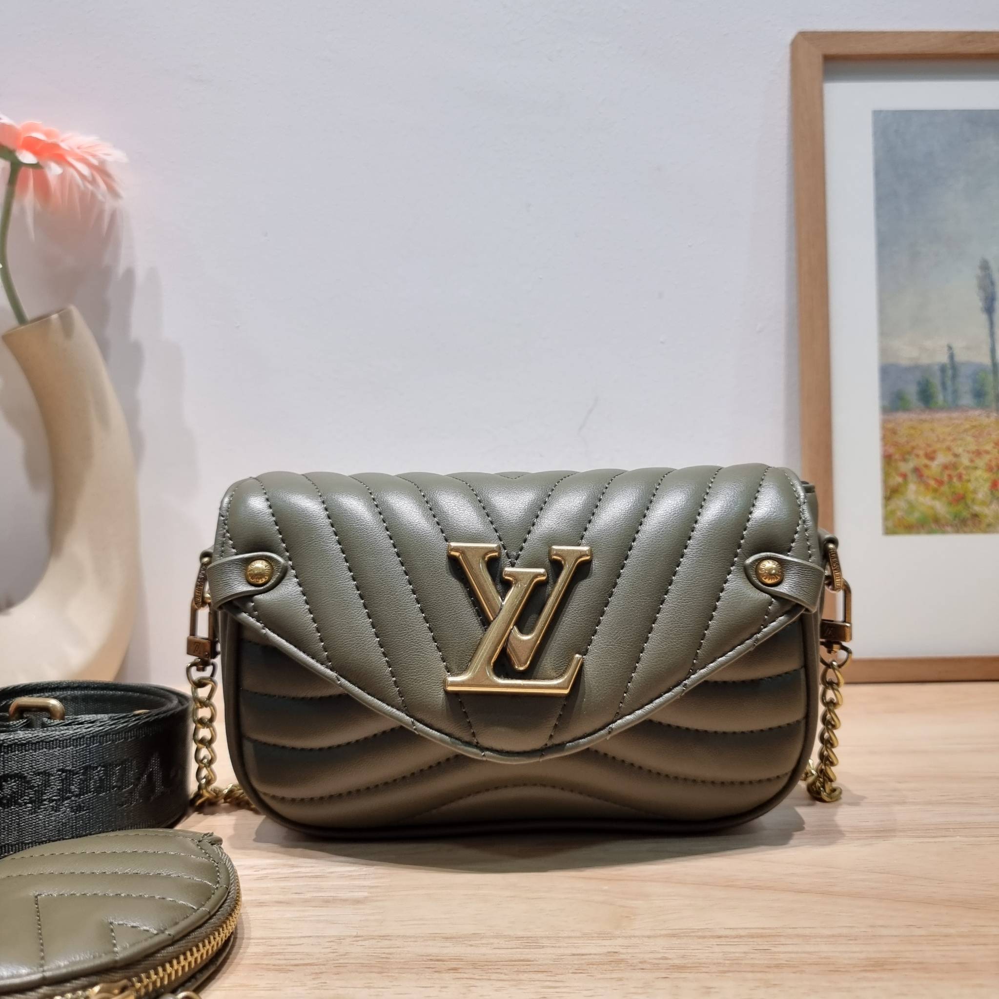 LV new wave pochette multi bag กระเป๋าสะพายมัลติฟังก์ชั่น มาพร้อม box set รับรองว่าดีงาม ลูกเล่นคลาสสิคผสานความวินเทจ มีสายสะพายให้ 2 เส้น และกระเป๋าใบลูก เล็กน่ารัก