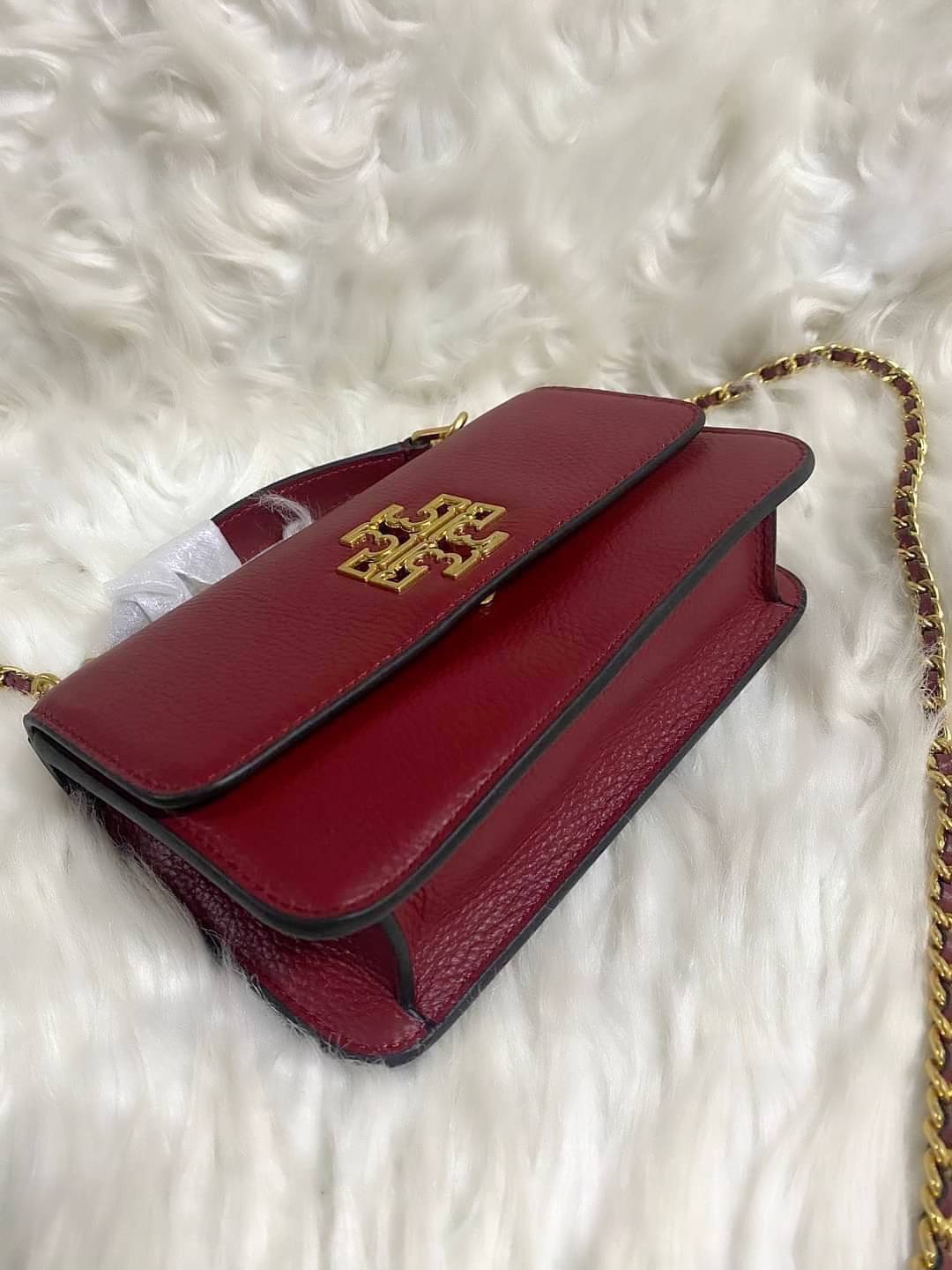 TORY BURCH BRITTEN MINI TOP HANDLE BAG พร้อมส่งที่ไทย กระเป๋าสะพาย Crossbody วัสดุหนังวัวแท้ การออกแบบเรียบง่าย ยังคงความหรูหราเอาไว้ มาพร้อมสายยาวโซ่อะไหล่ทองสลับหนัง ถอดออกได้ ตอบสนองการใช้งานได้ดี มีหูหิ้วด้านบนสามารถใช้งานได้ในหลายโอกาสค่ะ