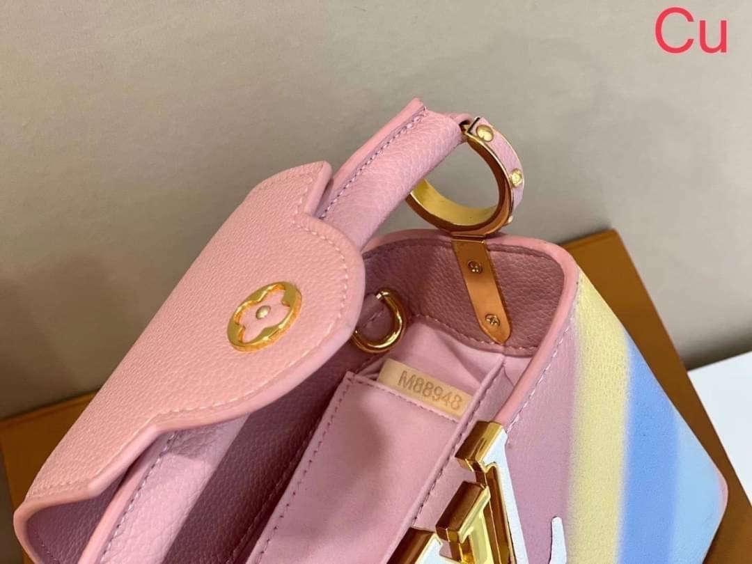 LV CAPUCINES top handle 8" ที่สุดของความสวยในราคาเบาๆ กระเป๋าถือสุดหรู สีสวยขับผิว ทำให้ไอเท็มนี้สะกดทุกสายตาจริงๆ มาพร้อมหูจับดีไซน์ทรงคลาสสิค ดีงามม้ากกกก!! ด้วยรูปทรงวินเทจ พร้อมส่งครบ box set ในราคาที่คุ้มที่สุด จัดเถอะค่า ยืนยันว่าสวยคุ้ม!!