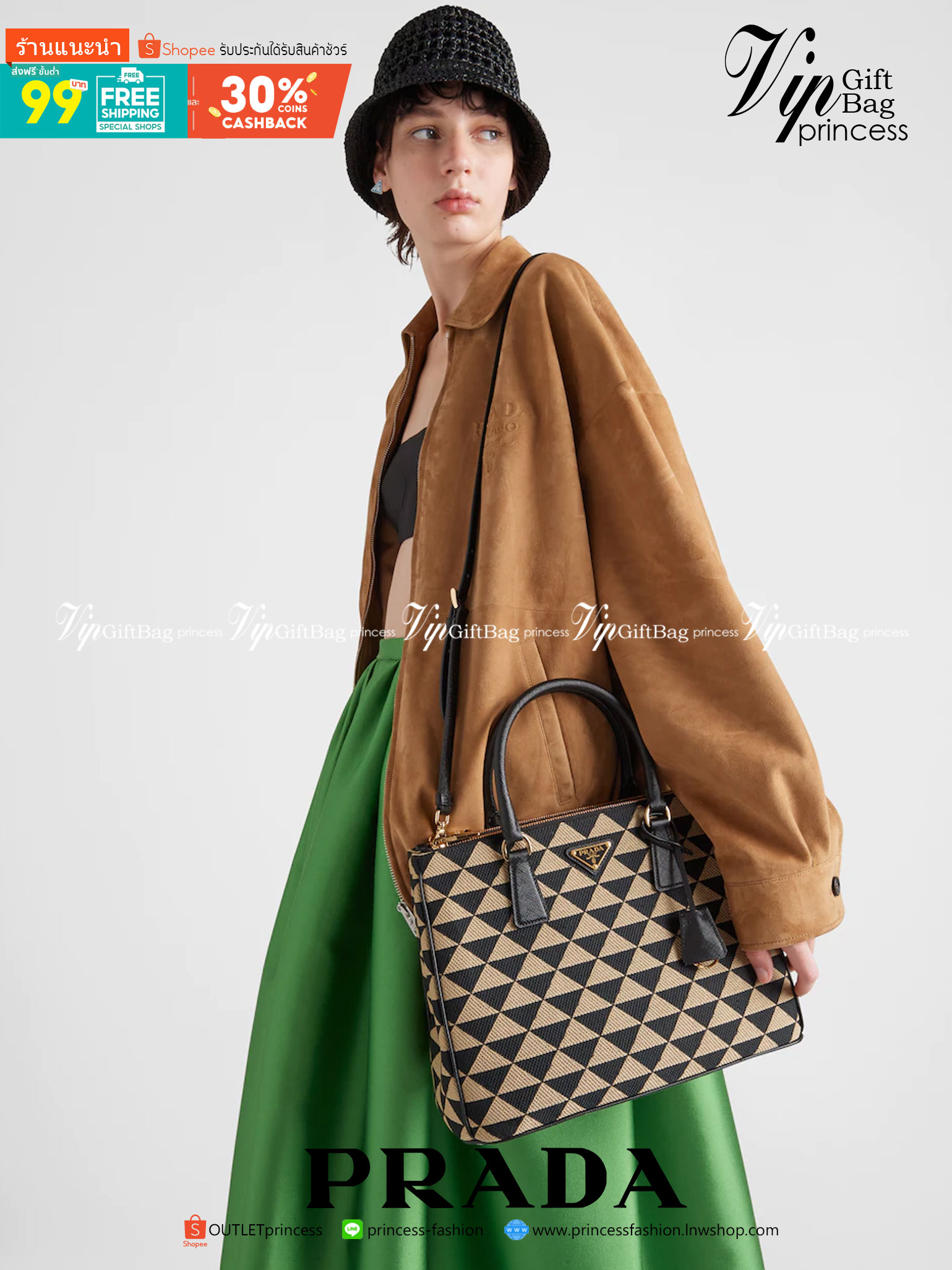 PRADA GALLERIA JACQUARD FABRIC BAG กระเป๋าถือ/สะพายดีไซน์ใหม่ ผ้า jacquard ถักทอเป็นลวดลายสวยคม โดดเด่นไม่ซ้ำใคร ด้านข้างมีกระดุม ติดเก็บทรงได้ ตัวกระเป๋าถูกแบ่งเป็นสัดส่วน เป็นช่องซิป 2 ด้าน และช่องกลางเก็บของอีกหนึ่ง มาพร้อมหูจับในตัว และสายครอสให้ เป็น