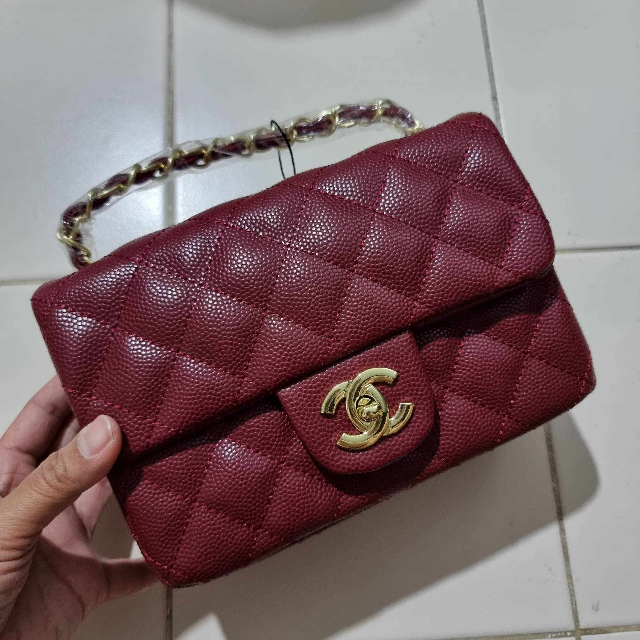 VIP 】3สี คัมแบคทูสต็อค!! จัดมาแน่นๆ พร้อมสีรับความเฮง!! พรีเมี่ยมจากแบรนด์ Chanel vip สุดพิเศษจากเคาน์เตอร์ กระเป๋าสะพาย หนังสังเคราะห์ลายคาร์เวีย หรูหราทั้งอะไหล่เงินและอะไหล่ทอง สะพายแล้วขับผิวมากๆใบนี้ เปิด-ปิดกระเป๋าด้วยตัวบิดล็อค ภายในกระเป๋าบุหนังสี