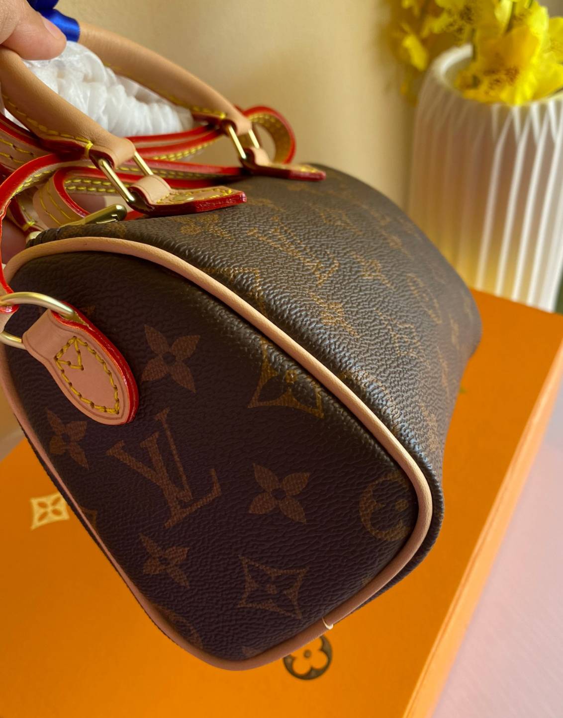 VIP GIFT 】LOUIS VUITTON NANO SPEEDY พร้อมส่งความน่ารักค่ะ! กระเป๋าทรงหมอนไซด์มินิ หนังแกะแท้นิ่มสวยงามค่ะ เปิดปิดกระเป๋าแบบซิป ภายในสามารถใส่มือถือได้ กระเป๋าเงินใบกลางได้ พาสปอร์ตได้ค่ะ