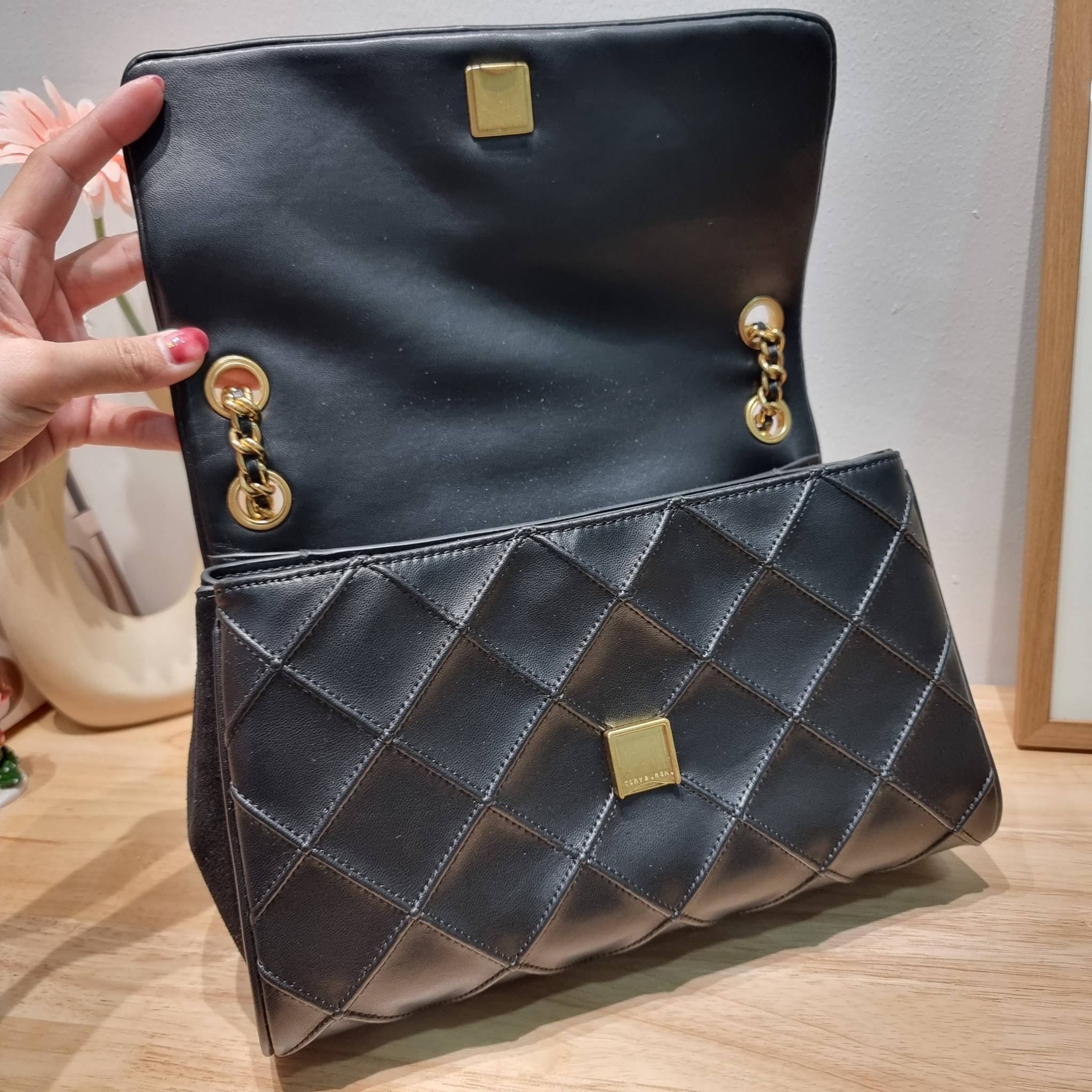 TORY BURCH FLEMING SOFT CONVERTIBLE SHOULDER BAG รุ่นหายาก กับดีไซน์ใหม่ล่าสุด มาพร้อมเสิร์ฟความสวยถึงบ้านไปเลย กับกระเป๋าสะพายไหล่ขนาดกำลังสวย หนังแท้นิ่มเต็มใบ สัมผัสสบายมือ