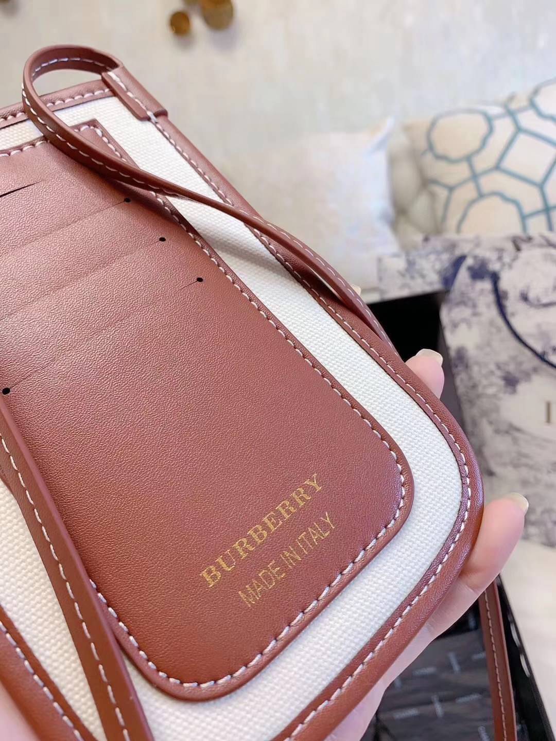 BURBERRY FRAGRANCES CROSSBODY BAG / BURBERRY PHONE BAG งานผ้าแคนวาสอย่างดีตัดขอบหนัง มีช่องใส่บัตรด้านหลัง น่ารักตะมุตะมิ ใส่บัตรใส่ของจุกจิกใส่โทรศัพท์ได้ น่ารักไปอีกจ้า วัสดุ Canvas & Leather สวยหรูอยู่ทรงมีโลโก้แบรนด์ด้านหน้า มีสายคาดประดับแบรนด์ ด้านห